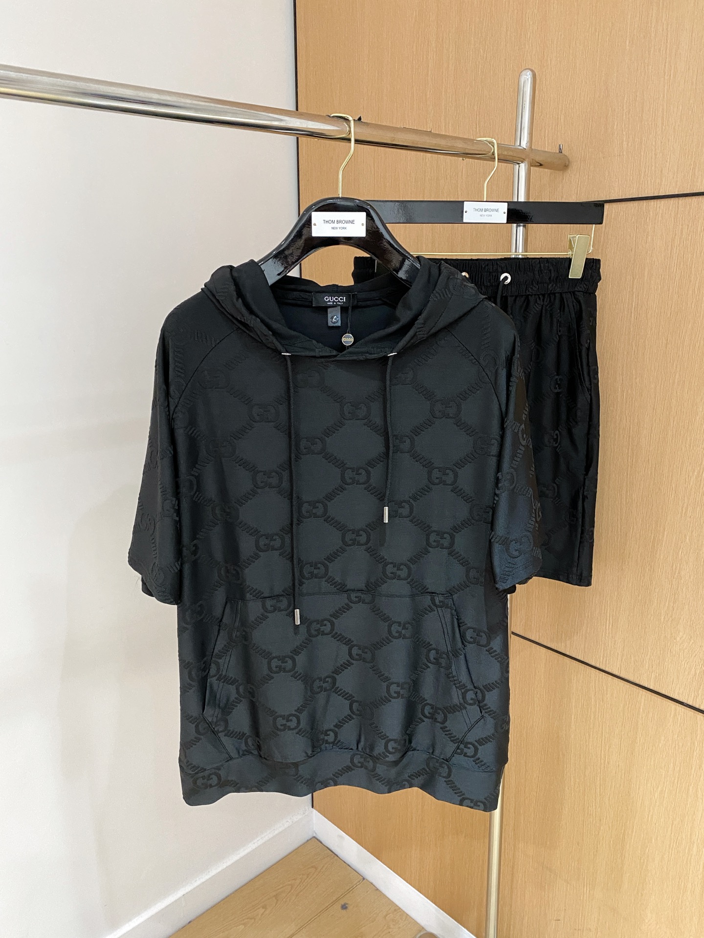 NO:146868,Gucci's new suit uses exclusive imported customized fabrics for customer supply. The surface of the fabric is very textured and obvious. The upper body is breathable, light and comfortable. The details show the design characteristics and exquisite craftsmanship. The overall details are wonderful!  The overall style is fashionable, simple and generous. The same style for men and women, couples. The number of code M-3XL, gucci, alexander wang19860909古驰 新款套装采用客供独家进口定制面料,面料表面非常有质感显而易见,上身透气轻薄十分舒适,细节处彰显设计特色与精湛工艺,整体细节美妙绝伦！整体款式时尚简洁大方.男女同款,情侣款.码数M-3XL,,gucci,alexander wang,Men's clothing