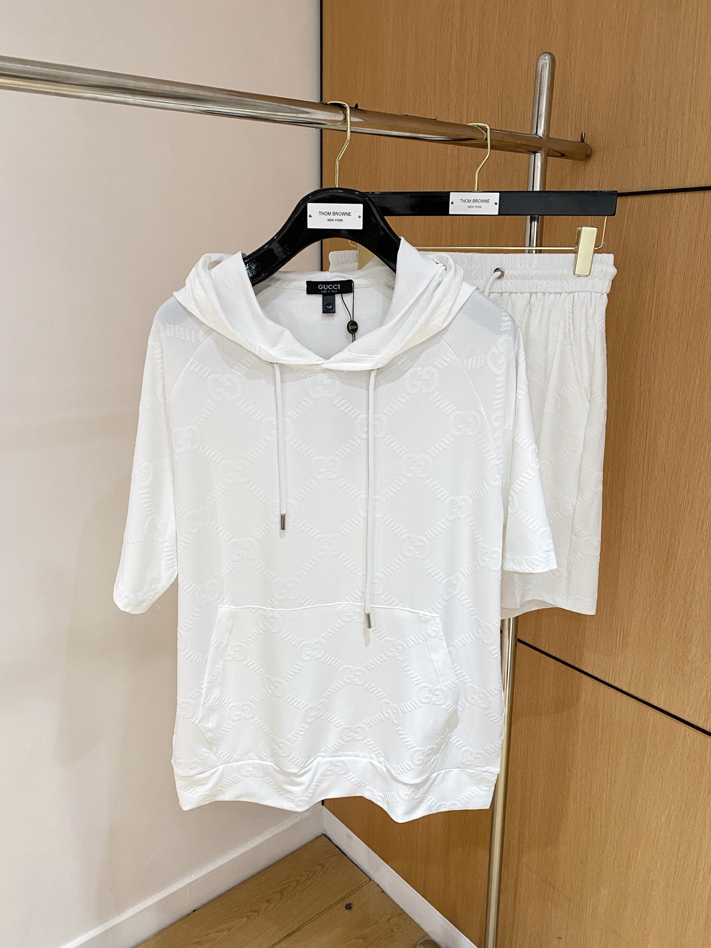 NO:146879,The new Gucci suit uses exclusive imported customized fabrics for customer supply. The surface of the fabric is very textured and obvious. The upper body is breathable, light and comfortable. The details show the design characteristics and exquisite craftsmanship, and the overall details are wonderful!  The overall style is fashionable, simple and generous. The same style for men and women, couples. The number of code M-3XL, gucci, alexander wang19860909古驰新款套装采用客供独家进口定制面料,面料表面非常有质感显而易见,上身透气轻薄十分舒适,细节处彰显设计特色与精湛工艺,整体细节美妙绝伦！整体款式时尚简洁大方.男女同款,情侣款.码数M-3XL,,gucci,alexander wang,Men's clothing