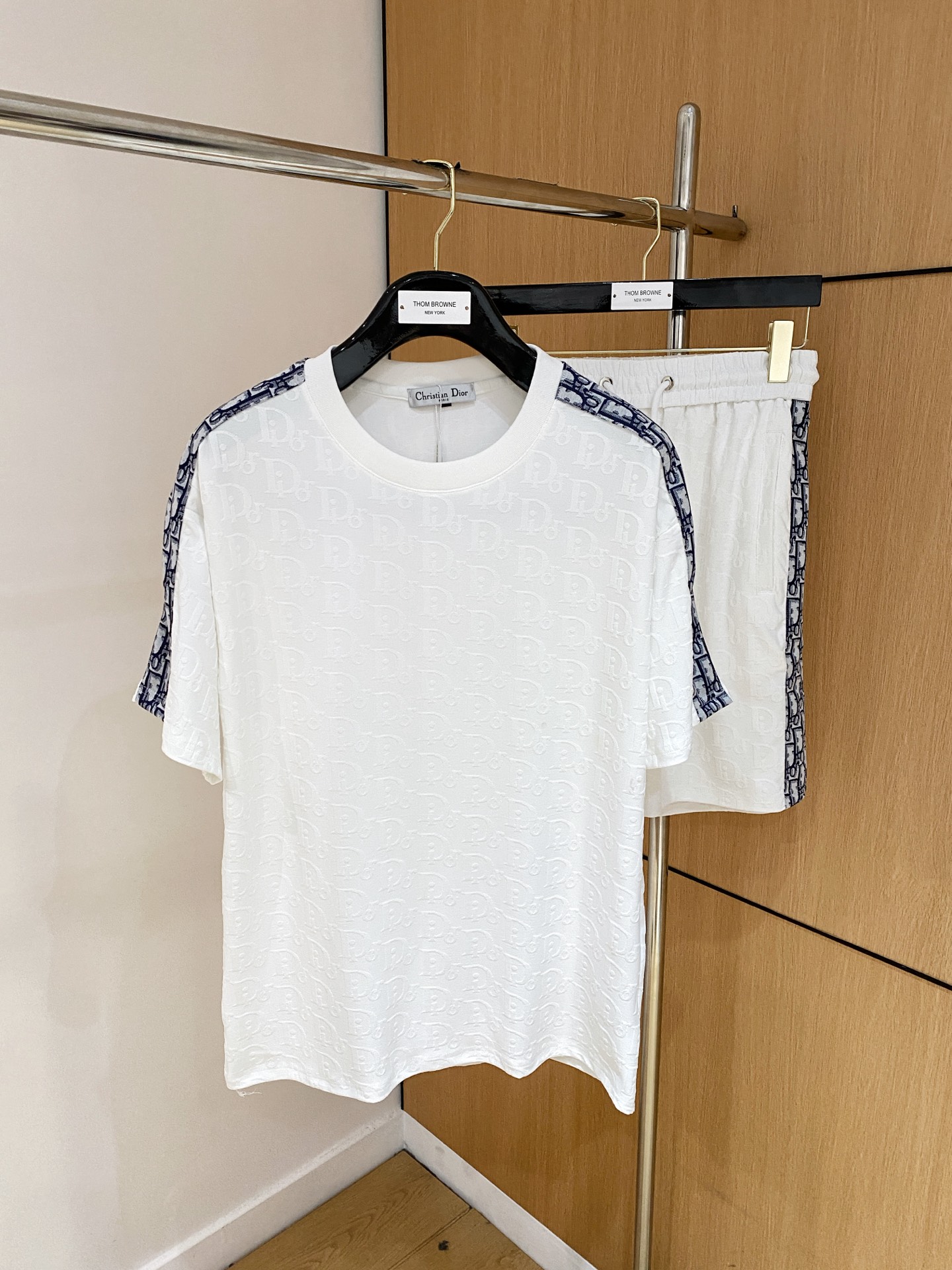 NO:146923,Dior's new suit uses exclusive imported customized fabrics for customer supply. The surface of the fabric is very textured and obvious. The upper body is breathable, light and comfortable. The details show the design characteristics and exquisite craftsmanship. The overall details are wonderful!  The overall style is fashionable, simple and generous. The same style for men and women, couples. The number of code M-3XL, dior, alexander wang19860909迪奥 新款套装采用客供独家进口定制面料,面料表面非常有质感显而易见,上身透气轻薄十分舒适,细节处彰显设计特色与精湛工艺,整体细节美妙绝伦！整体款式时尚简洁大方.男女同款,情侣款.码数M-3XL,,dior,alexander wang,Men's clothing