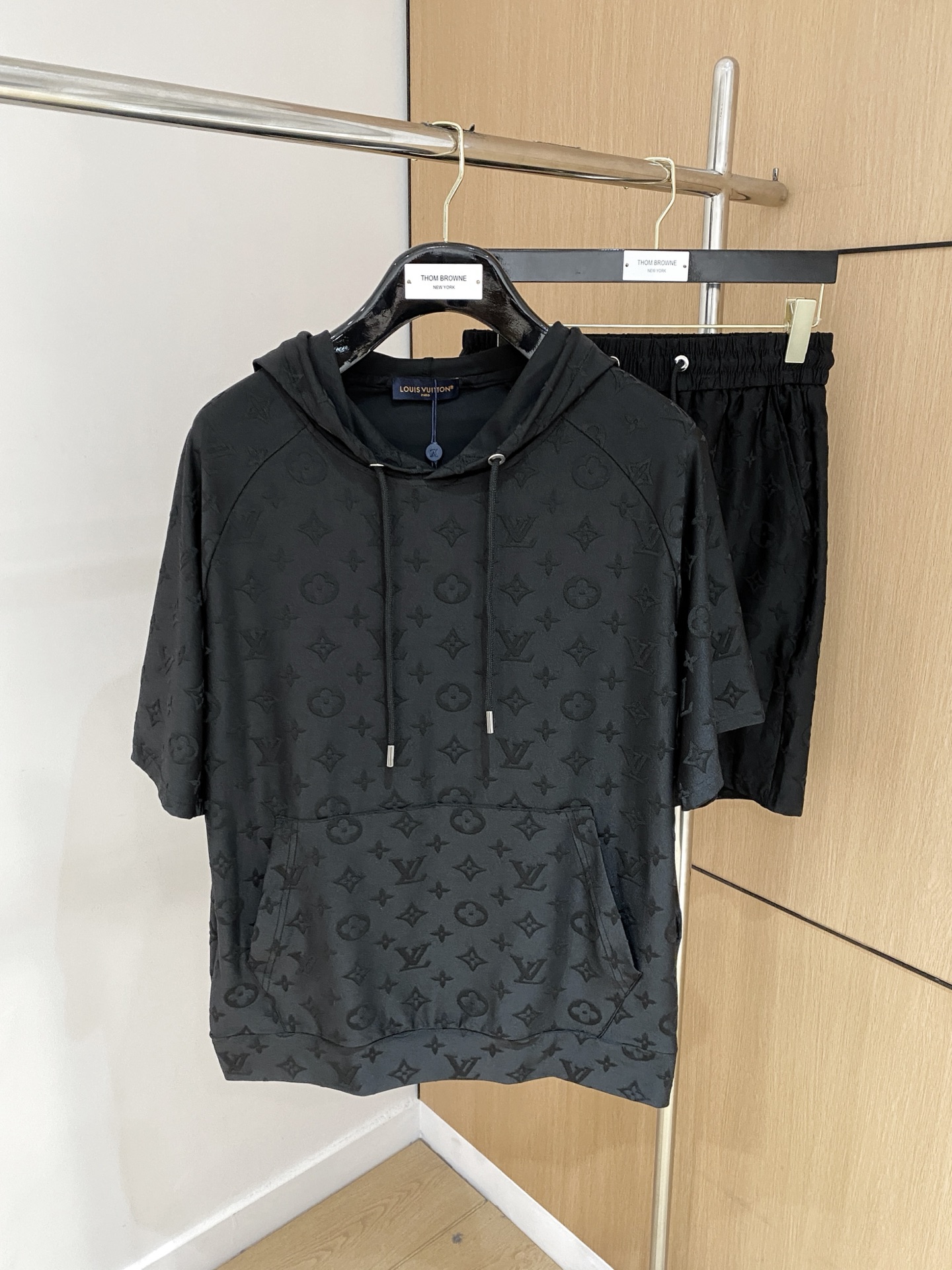 NO:146891,The new LV suit uses exclusive imported customized fabrics for customer supply. The surface of the fabric is very textured and obvious. The upper body is breathable, light and comfortable. The details show the design characteristics and exquisite craftsmanship. The overall details are wonderful!  The overall style is fashionable, simple and generous. The same style for men and women, couples. The number of code M-3XL, louis vuitton, alexander wang19860909LV 新款套装采用客供独家进口定制面料,面料表面非常有质感显而易见,上身透气轻薄十分舒适,细节处彰显设计特色与精湛工艺,整体细节美妙绝伦！整体款式时尚简洁大方.男女同款,情侣款.码数M-3XL,,louis vuitton,alexander wang,Men's clothing