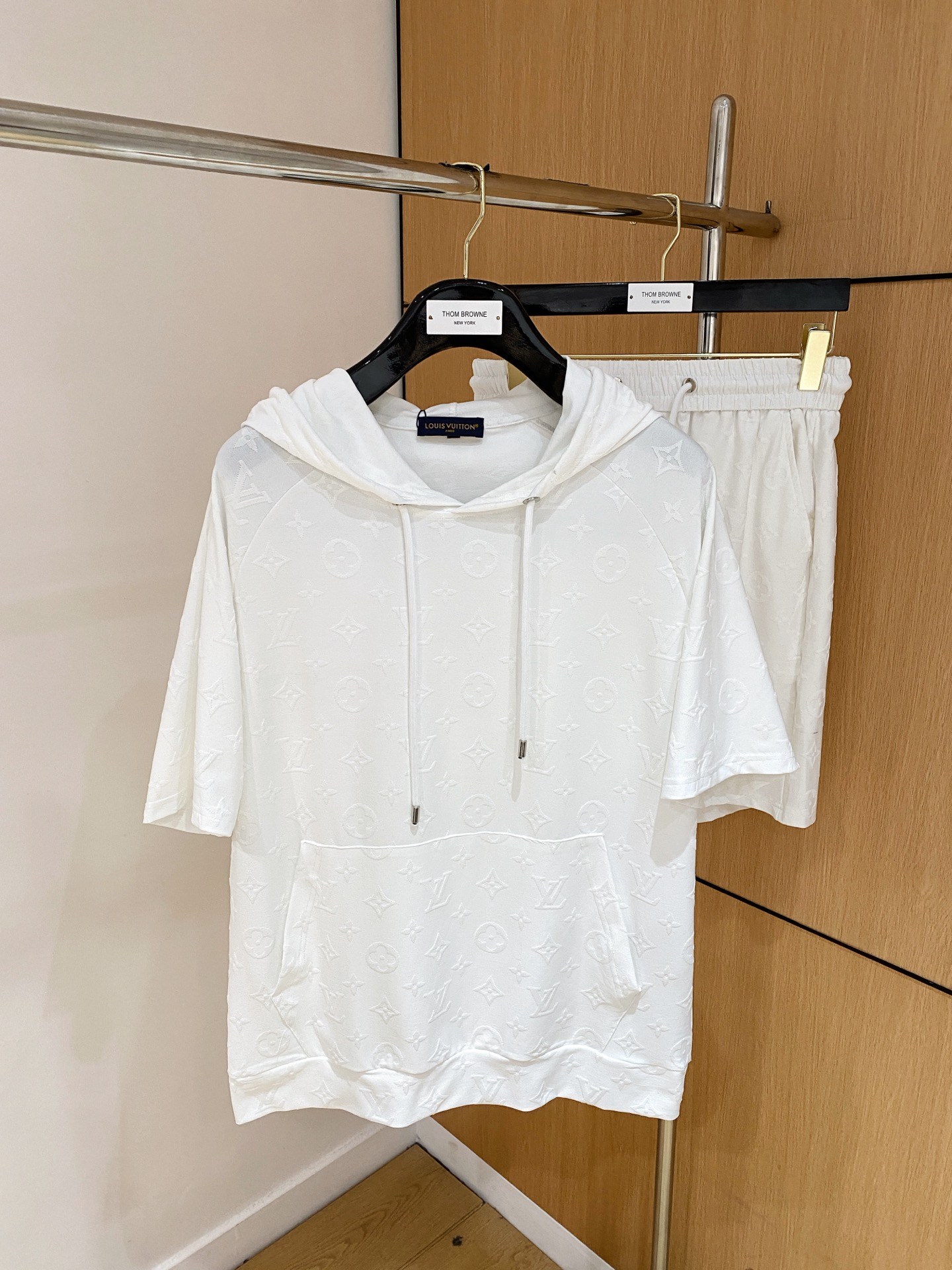 NO:146903,The new LV suit uses exclusive imported customized fabrics for customer supply. The surface of the fabric is very textured and obvious. The upper body is breathable, light and comfortable. The details show the design characteristics and exquisite craftsmanship. The overall details are wonderful!  The overall style is fashionable, simple and generous. The same style for men and women, couples. The number of code M-3XL, louis vuitton, alexander wang19860909LV 新款套装采用客供独家进口定制面料,面料表面非常有质感显而易见,上身透气轻薄十分舒适,细节处彰显设计特色与精湛工艺,整体细节美妙绝伦！整体款式时尚简洁大方.男女同款,情侣款.码数M-3XL,,louis vuitton,alexander wang,Men's clothing