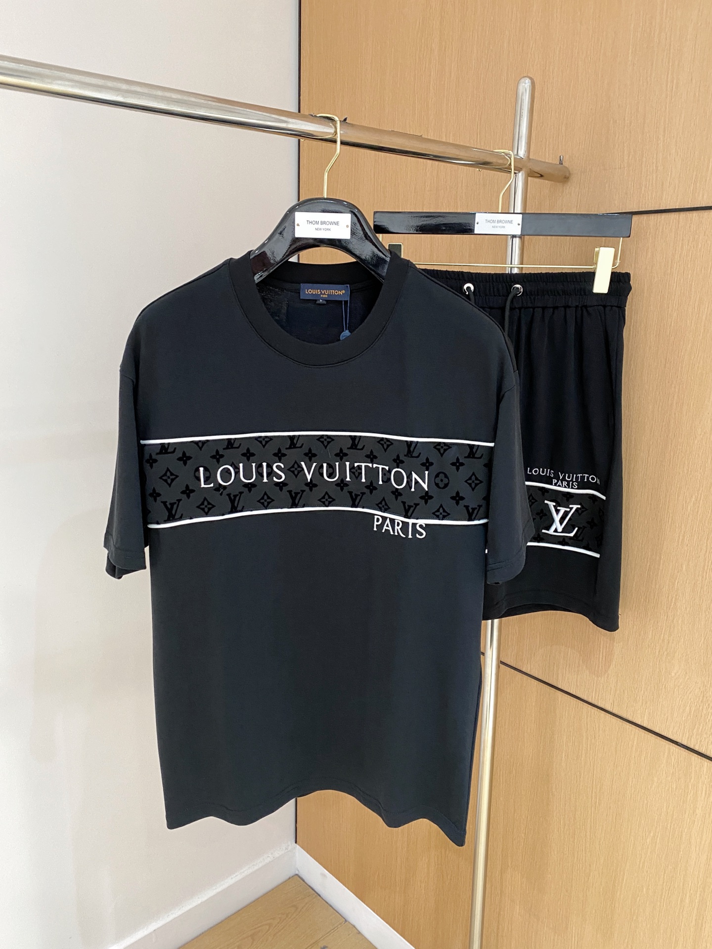 NO:146899,The new LV suit uses exclusive imported customized fabrics for customer supply. The surface of the fabric is very textured and obvious. The upper body is breathable, light and comfortable. The details show the design characteristics and exquisite craftsmanship. The overall details are wonderful!  The overall style is fashionable, simple and generous. The same style for men and women, couples. The number of code M-3XL, louis vuitton, alexander wang19860909LV 新款套装采用客供独家进口定制面料,面料表面非常有质感显而易见,上身透气轻薄十分舒适,细节处彰显设计特色与精湛工艺,整体细节美妙绝伦！整体款式时尚简洁大方.男女同款,情侣款.码数M-3XL,,louis vuitton,alexander wang,Men's clothing