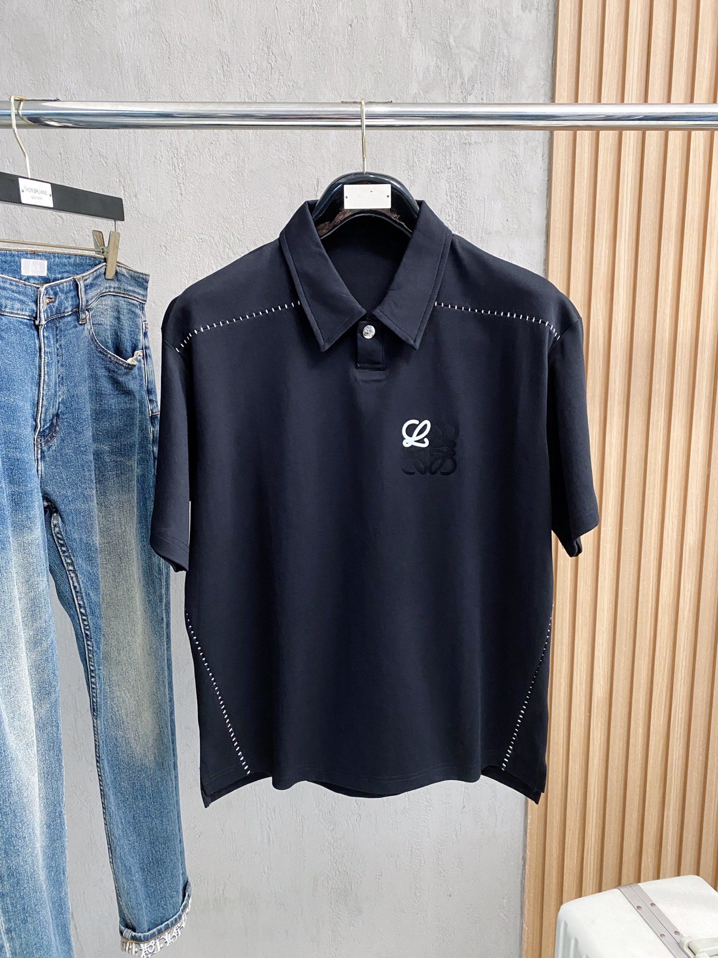 NO:146720,Luo Yiwei 25SS new spring and summer short-sleeved lapel T-shirt polo, the highest version is customized with high-end vermillion floor fabric simple and fashionable style, and the color matching is super good!  Classic logo simple and elegant style!  Full of high-end feel, wearable in all seasons. Simple European style official website is on sale... Blue and white. Number M-3XL, loewe, T-shirt,tees, t-shirt,alexander wang19860909罗意威25SS新款春夏短袖翻领T恤polo,最高版本客供定制高端朱地面料简单时尚款,配色超级好看！经典logo简单大方的款式！满满的高级感,四季可穿.简欧风格官网在售 … 蓝色白色.码数M-3XL,,loewe,T-shirt,tees，t-shirt,alexander wang,Men's clothing