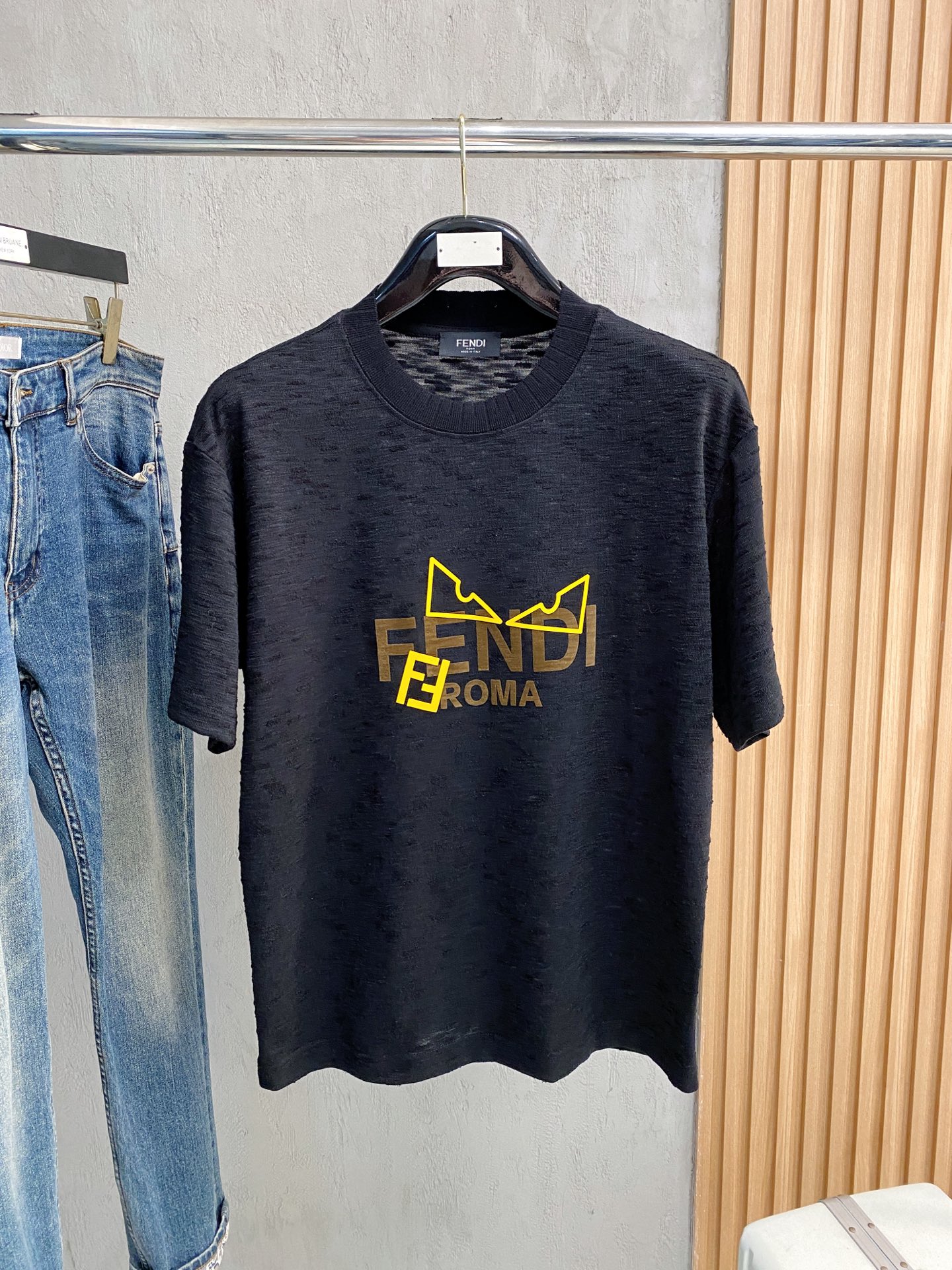 NO:146729,Fendi Ss's new classic round neck short sleeves, fashionable and versatile classic elements create exquisite craftsmanship counter fabrics, top-level elements are fusion, classic short sleeves 3 standards are complete, trendy men's fashion, whether it is the comfort of the upper body or it is an incomparable existence, a must-have for male gods. Code number M-3Xl, fendi, T-shirt, alexander wang19860909芬迪ss新款经典圆领短袖,时尚百搭经典元素打造精致工艺专柜面料,顶级元素融合打造,经典短袖3标齐全,潮男时尚,无论是上身舒适度还是都是无可比拟的存在,男神必备.码数M-3Xl,,fendi,T-shirt,alexander wang,Men's clothing