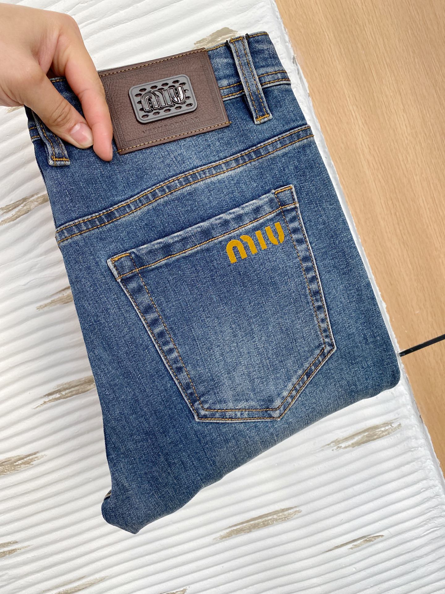 NO:145366,miumiu [New Product] is available for high-end exclusive sale. The 25SS four-season super-burning street-explosion series is the most exclusive and grandly launched. Original custom high-end quality fabric, customized hardware style slim-fitting tailoring, fabric with elasticity, micro-elastic upper body comfort, a must-have item!  Counter size 29-38 (no 35 no 37), miumiu, jeans, alexander wang19860909miumiu【新品】高端独家发售 25SS四季款超燃炸街系列之最牛仔裤 独家隆重推出 原版定制高端品质面料 定制五金版型修身剪裁 面料带弹力 微弹上身舒适度超高 必爆单品！专柜尺码29-38（无35无37）,,miumiu,jeans,alexander wang,Men's clothing