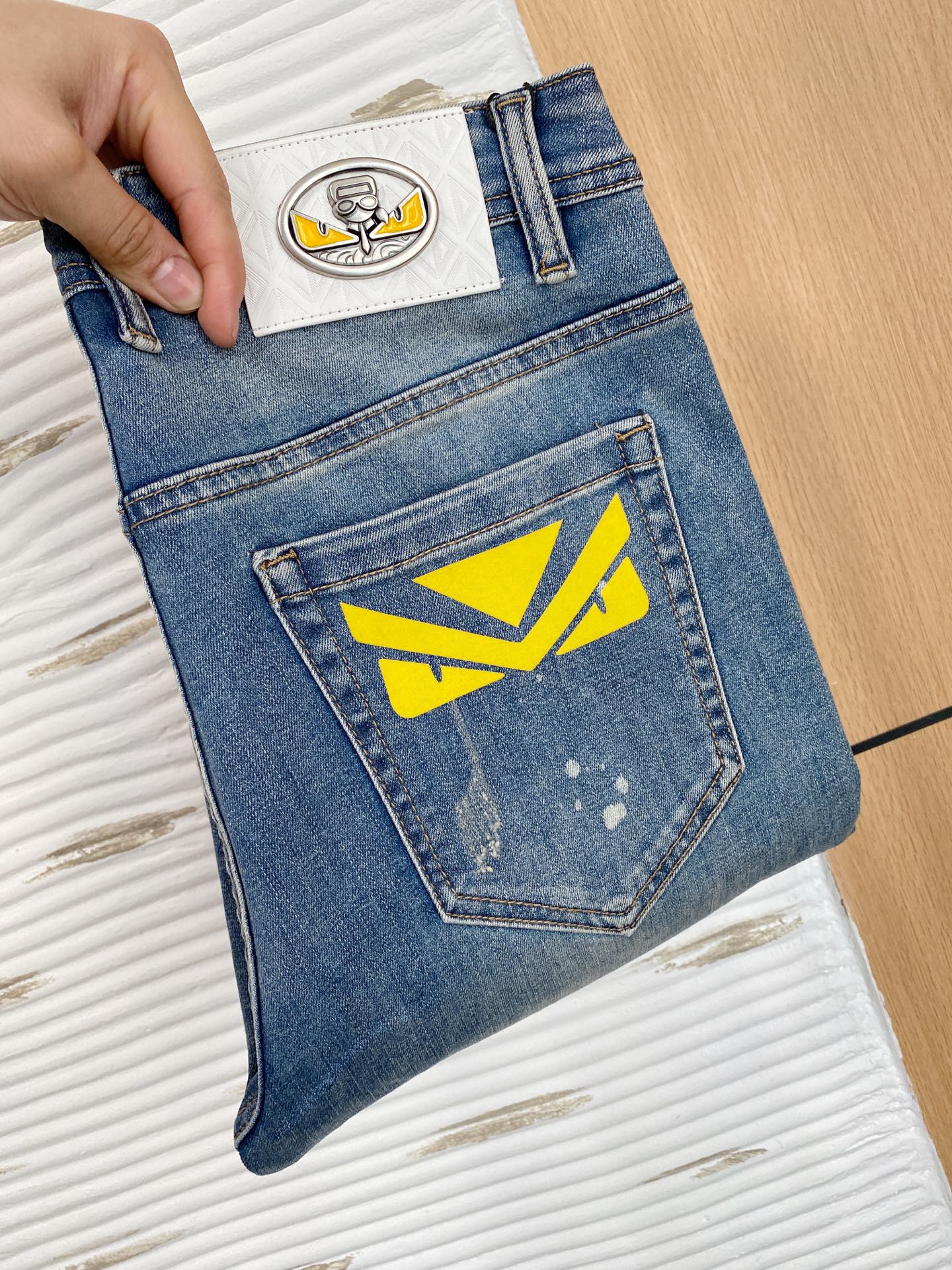 NO:145374,Fendi [New Product] is available for high-end exclusive sale. The 25SS four-season super-burning street-explosion series is the most exclusive and grandly launched. Original custom high-end quality fabric, customized hardware style slim-fitting tailoring, fabric with elasticity, micro-elastic upper body comfort, a must-have item!  Counter size 29-38 (no 35 no 37), fendi, jeans, alexander wang19860909芬迪【新品】高端独家发售 25SS四季款超燃炸街系列之最牛仔裤 独家隆重推出 原版定制高端品质面料 定制五金版型修身剪裁 面料带弹力 微弹上身舒适度超高 必爆单品！专柜尺码29-38（无35无37）,,fendi,jeans,alexander wang,Men's clothing