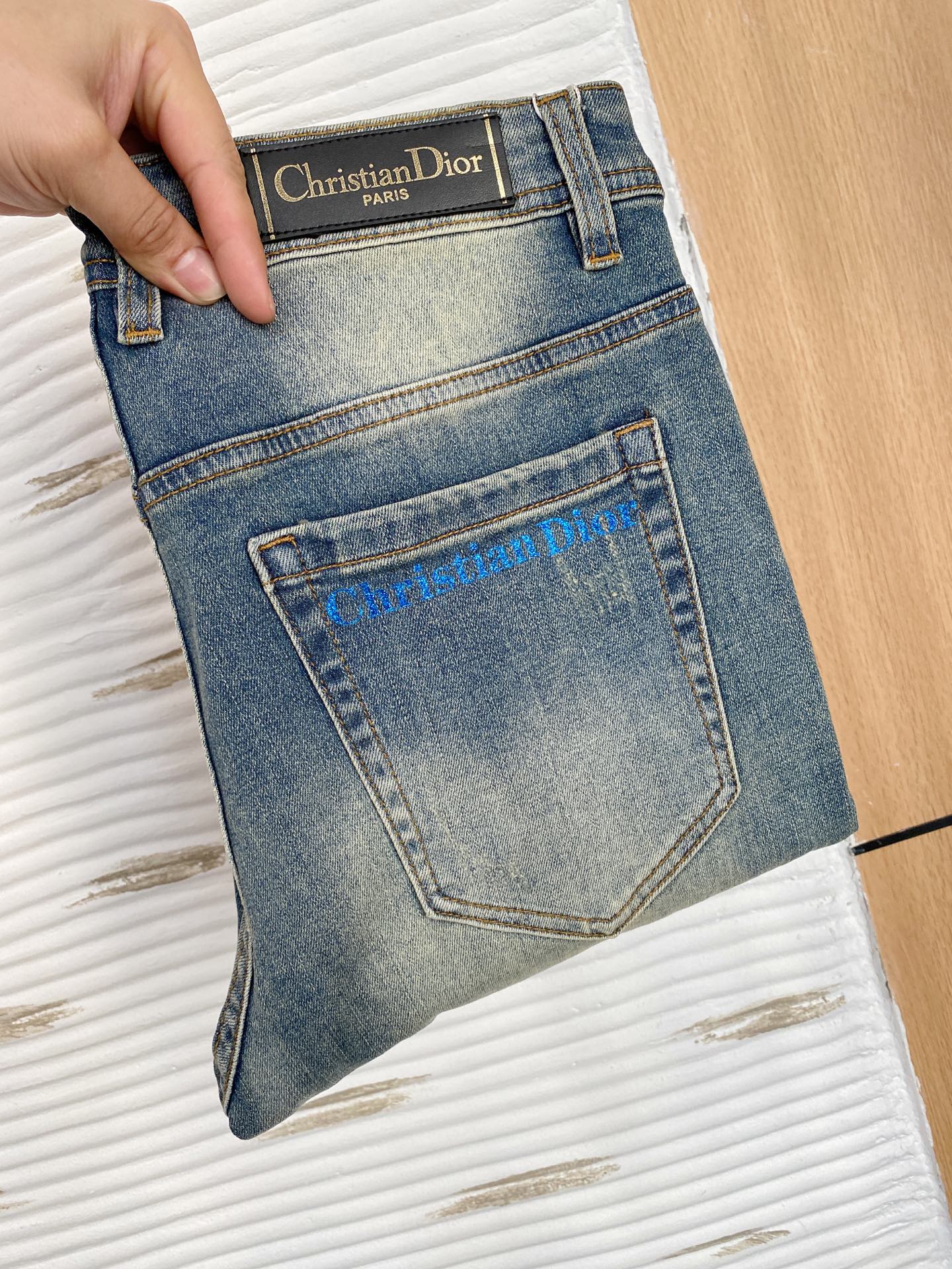 NO:145381,Dior [New Product] is available for high-end exclusive sale. The 25SS four-season super-burning street-explosion series is the most exclusive and grandly launched. Original custom high-end quality fabric, customized hardware style slim-fitting tailoring, fabric with elasticity, micro-elastic upper body comfort, a must-have item!  Counter size 29-38 (no 35 no 37), Dior, jeans, alexander wang19860909迪奥【新品】高端独家发售 25SS四季款超燃炸街系列之最牛仔裤 独家隆重推出 原版定制高端品质面料 定制五金版型修身剪裁 面料带弹力 微弹上身舒适度超高 必爆单品！专柜尺码29-38（无35无37）,,dior,jeans,alexander wang,Men's clothing