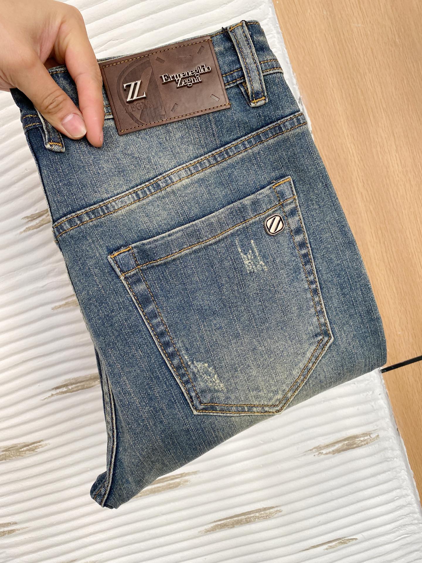 NO:145388,Jenia [New Product] is available for high-end exclusive sale. The 25SS four-season super-burning street-explosion series is the most exclusive and grandly launched. Original custom high-end quality fabric, customized hardware style slim-fitting tailoring, fabric with elasticity, micro-elastic upper body comfort, a must-have item!  Counter size 29-38 (no 35 no 37), zegna, jeans, alexander wang19860909杰尼亚【新品】高端独家发售 25SS四季款超燃炸街系列之最牛仔裤 独家隆重推出 原版定制高端品质面料 定制五金版型修身剪裁 面料带弹力 微弹上身舒适度超高 必爆单品！专柜尺码29-38（无35无37）,,zegna,jeans,alexander wang,Men's clothing