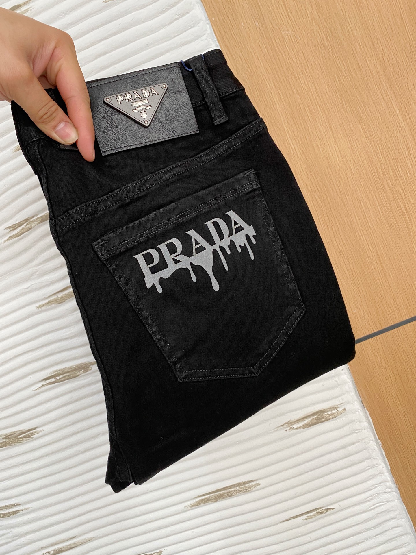 NO:145402,Prada [New Product] is available for high-end exclusive sale. The 25SS four-season super-burning street-explosion series is the most exclusive and grandly launched. Original custom high-end quality fabric, customized hardware style slim-fitting tailoring, fabric with elasticity, micro-elastic upper body comfort, a must-have item!  Counter size 29-38 (no 35 no 37), prada, jeans, alexander wang19860909普拉达【新品】高端独家发售 25SS四季款超燃炸街系列之最牛仔裤 独家隆重推出 原版定制高端品质面料 定制五金版型修身剪裁 面料带弹力 微弹上身舒适度超高 必爆单品！专柜尺码29-38（无35无37）,,prada,jeans,alexander wang,Men's clothing