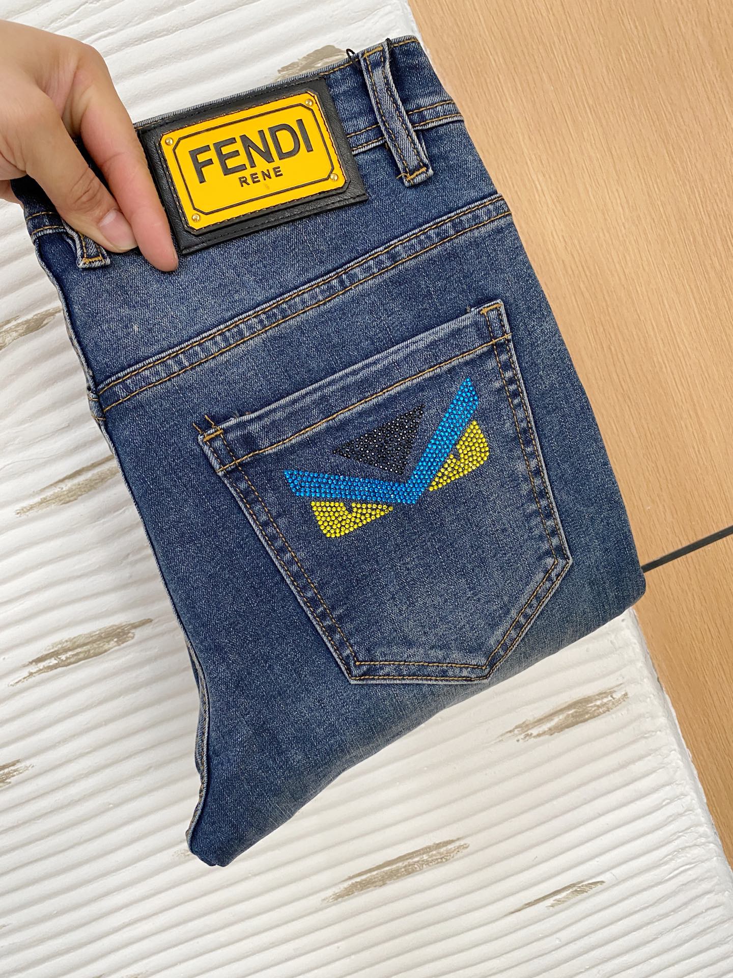 NO:145426,Fendi [New Product] is available for high-end exclusive sale. The 25SS four-season super-burning street-explosion series is the most exclusive and grandly launched. Original custom high-end quality fabric, customized hardware style slim-fitting tailoring, fabric with elasticity, micro-elastic upper body comfort, a must-have item!  Counter size 29-38 (no 35 no 37), fendi, jeans, alexander wang19860909芬迪【新品】高端独家发售 25SS四季款超燃炸街系列之最牛仔裤 独家隆重推出 原版定制高端品质面料 定制五金版型修身剪裁 面料带弹力 微弹上身舒适度超高 必爆单品！专柜尺码29-38（无35无37）,,fendi,jeans,alexander wang,Men's clothing