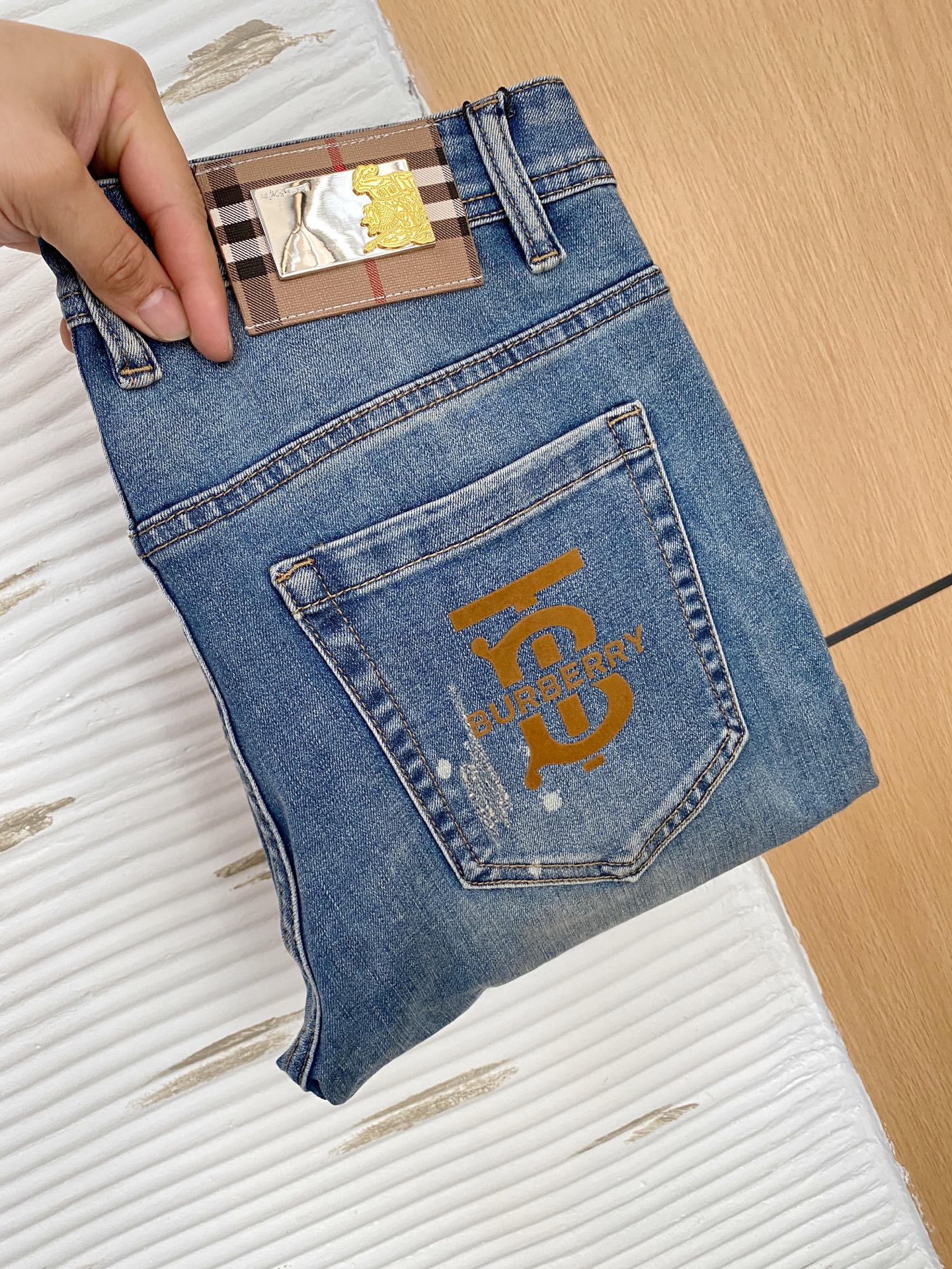 NO:145432,Burberry [New Product] is available for high-end exclusive sale. The 25SS four-season super-burning street-explosion series is the most exclusive and grandly launched. Original custom high-end quality fabric, customized hardware style slim-fitting tailoring, fabric with elasticity, micro-elastic upper body comfort, a must-have item!  Counter size 29-38 (no 35 no 37), Burberry, jeans, alexander wang19860909巴宝莉【新品】高端独家发售 25SS四季款超燃炸街系列之最牛仔裤 独家隆重推出 原版定制高端品质面料 定制五金版型修身剪裁 面料带弹力 微弹上身舒适度超高 必爆单品！专柜尺码29-38（无35无37）,,burberry,jeans,alexander wang,Men's clothing