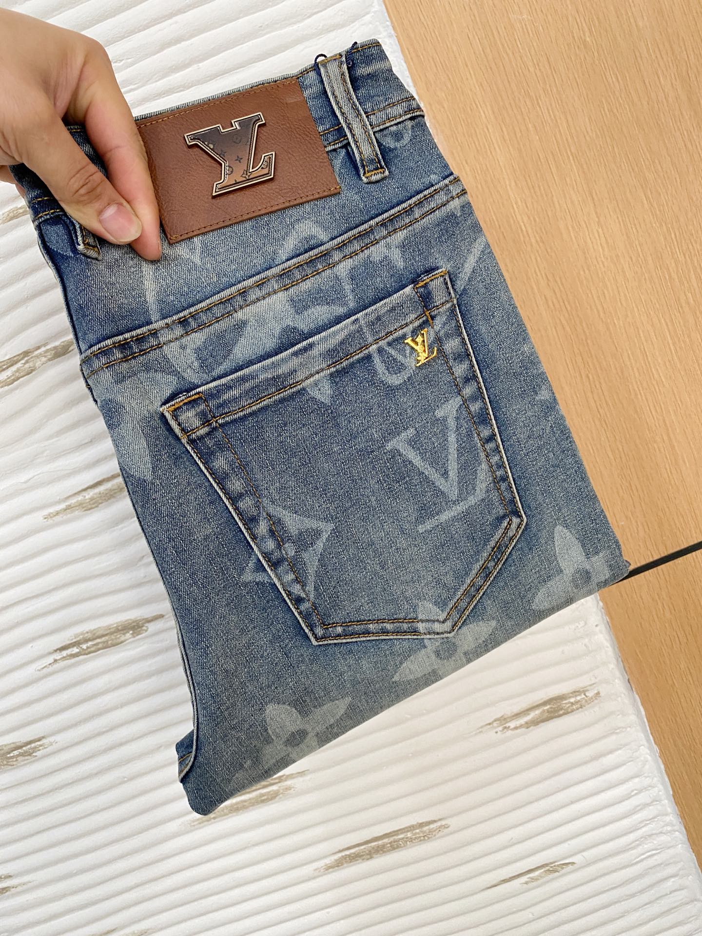 NO:145440,LV [New Product] is available for high-end exclusive sale. The 25SS four-season super-burning and explosive series of the most jeans. Exclusively launched. Original custom high-end quality fabric. Customized hardware style slim-fitting tailoring. The fabric has elasticity. The micro-elastic upper body is super comfortable. A must-have item!  Counter size 29-38 (no 35 no 37), louis vuitton, jeans, alexander wang19860909LV【新品】高端独家发售 25SS四季款超燃炸街系列之最牛仔裤 独家隆重推出 原版定制高端品质面料 定制五金版型修身剪裁 面料带弹力 微弹上身舒适度超高 必爆单品！专柜尺码29-38（无35无37）,,louis vuitton,jeans,alexander wang,Men's clothing