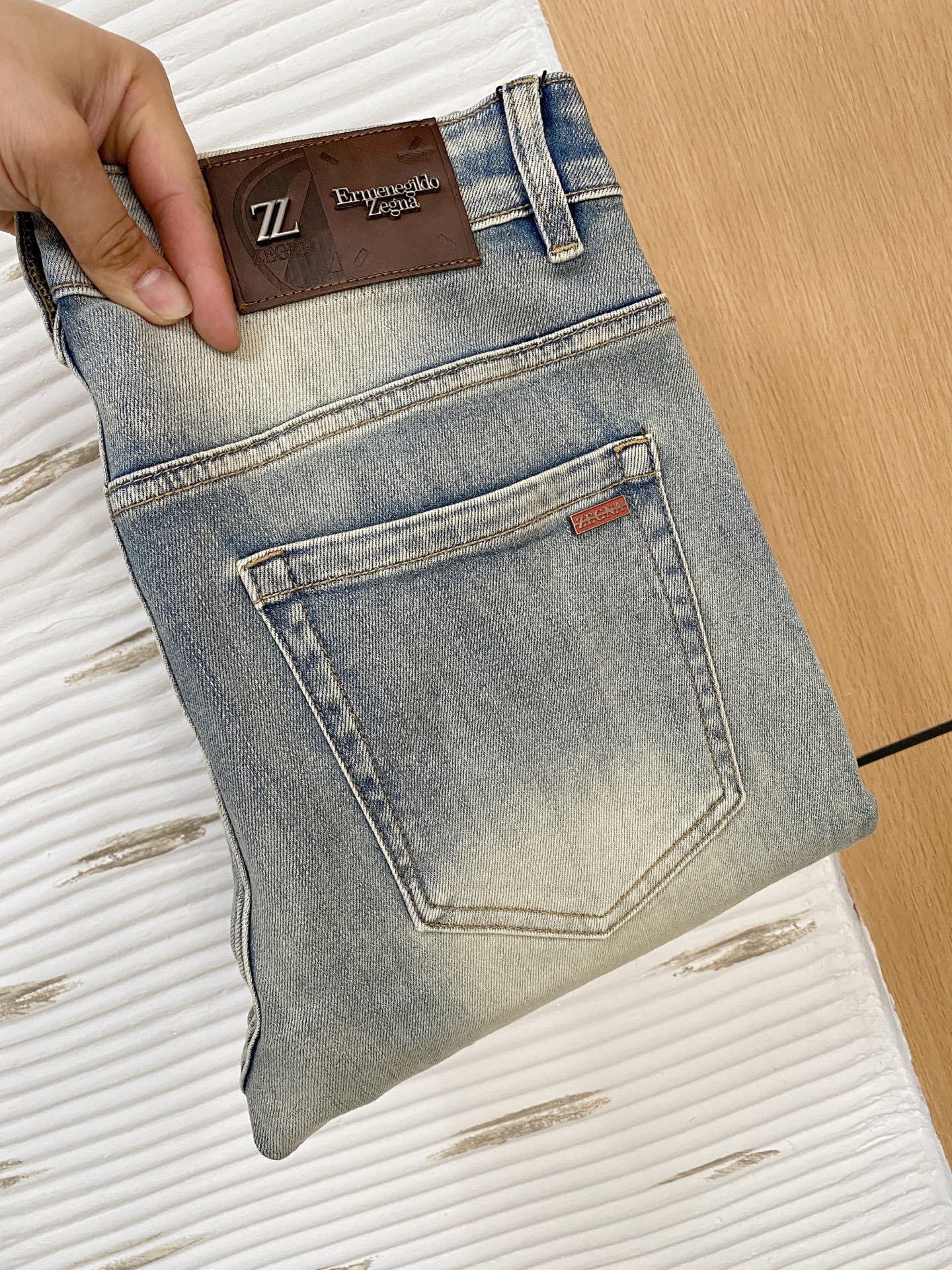 NO:145448,Jenia [New Product] is available for high-end exclusive sale. The 25SS four-season super-burning street-explosion series is the most exclusive and grandly launched. Original custom high-end quality fabric, customized hardware style slim-fitting tailoring, fabric with elasticity, micro-elastic upper body comfort, a must-have item!  Counter size 29-38 (no 35 no 37), zegna, jeans, alexander wang19860909杰尼亚【新品】高端独家发售 25SS四季款超燃炸街系列之最牛仔裤 独家隆重推出 原版定制高端品质面料 定制五金版型修身剪裁 面料带弹力 微弹上身舒适度超高 必爆单品！专柜尺码29-38（无35无37）,,zegna,jeans,alexander wang,Men's clothing