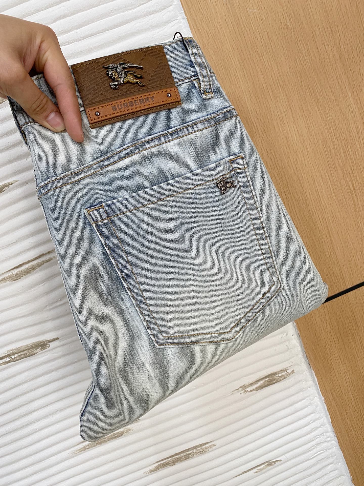 NO:145464,Burberry [New Product] is available for high-end exclusive sale. The 25SS four-season super-burning street-explosion series is the most exclusive and grandly launched. Original custom high-end quality fabric, customized hardware style slim-fitting tailoring, fabric with elasticity, micro-elastic upper body comfort, a must-have item!  Counter size 29-38 (no 35 no 37), Burberry, jeans, alexander wang19860909巴宝莉【新品】高端独家发售 25SS四季款超燃炸街系列之最牛仔裤 独家隆重推出 原版定制高端品质面料 定制五金版型修身剪裁 面料带弹力 微弹上身舒适度超高 必爆单品！专柜尺码29-38（无35无37）,,burberry,jeans,alexander wang,Men's clothing