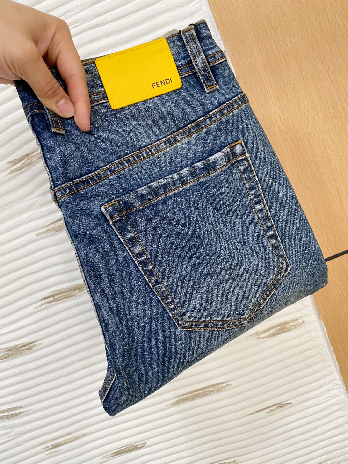 NO:145472,Fendi [New Product] is available for high-end exclusive sale. The 25SS four-season super-burning street-explosion series is the most exclusive and grandly launched. Original custom high-end quality fabric, customized hardware style slim-fitting tailoring, fabric with elasticity, micro-elastic upper body comfort, a must-have item!  Counter size 29-38 (no 35 no 37), fendi, jeans, alexander wang19860909芬迪【新品】高端独家发售 25SS四季款超燃炸街系列之最牛仔裤 独家隆重推出 原版定制高端品质面料 定制五金版型修身剪裁 面料带弹力 微弹上身舒适度超高 必爆单品！专柜尺码29-38（无35无37）,,fendi,jeans,alexander wang,Men's clothing