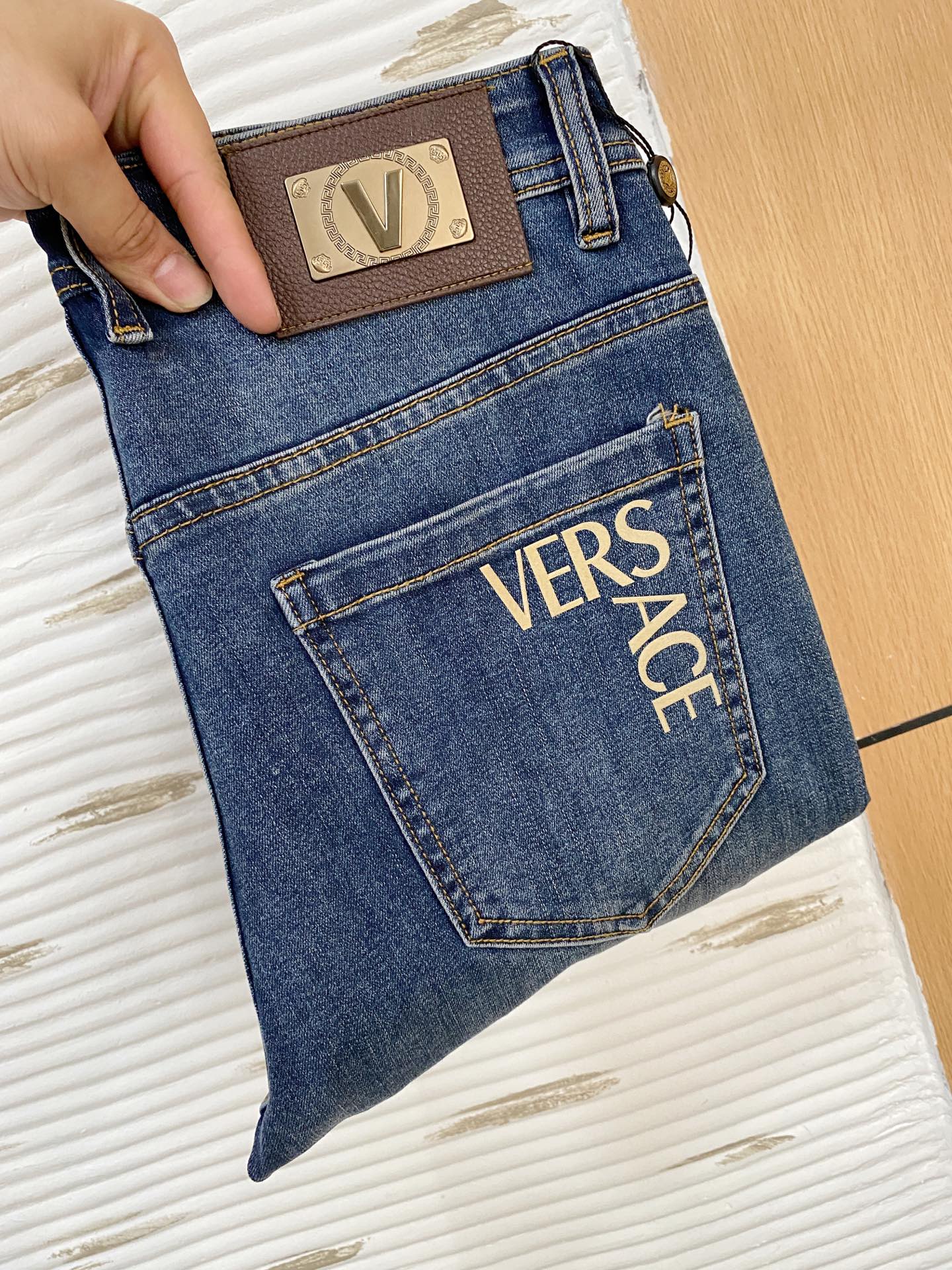 NO:145418,Versace [New Product] is available for high-end exclusive sale. The 25SS four-season super-burning street-explosion series is the most exclusive and grandly launched. Original custom high-end quality fabric, customized hardware style slim-fitting tailoring, fabric with elasticity, micro-elastic upper body comfort, a must-have item!  Counter size 29-38 (no 35 no 37), versace, jeans, alexander wang19860909范思哲【新品】高端独家发售 25SS四季款超燃炸街系列之最牛仔裤 独家隆重推出 原版定制高端品质面料 定制五金版型修身剪裁 面料带弹力 微弹上身舒适度超高 必爆单品！专柜尺码29-38（无35无37）,,versace,jeans,alexander wang,Men's clothing