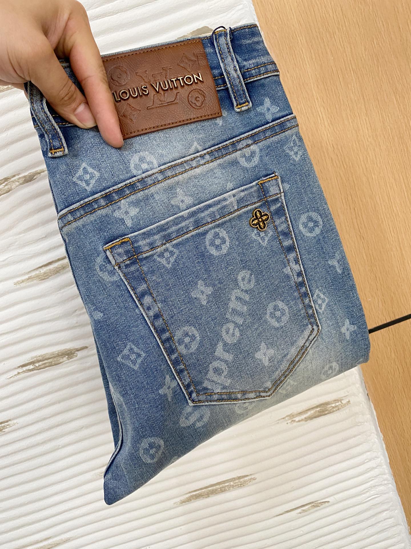 NO:145421,Lv【New Product】Exclusively available for high-end and exclusive 25SS four-season super-burning street-explosion series The most exclusive jeans launched. Original custom high-end quality fabric, customized hardware style slim-fitting tailoring, fabric with elasticity, micro-elastic upper body comfort, must-explode item!  Counter size 29-38 (no 35 no 37), louis vuitton, jeans, alexander wang19860909Lv【新品】高端独家发售 25SS四季款超燃炸街系列之最牛仔裤 独家隆重推出 原版定制高端品质面料 定制五金版型修身剪裁 面料带弹力 微弹上身舒适度超高 必爆单品！专柜尺码29-38（无35无37）,,louis vuitton,jeans,alexander wang,Men's clothing