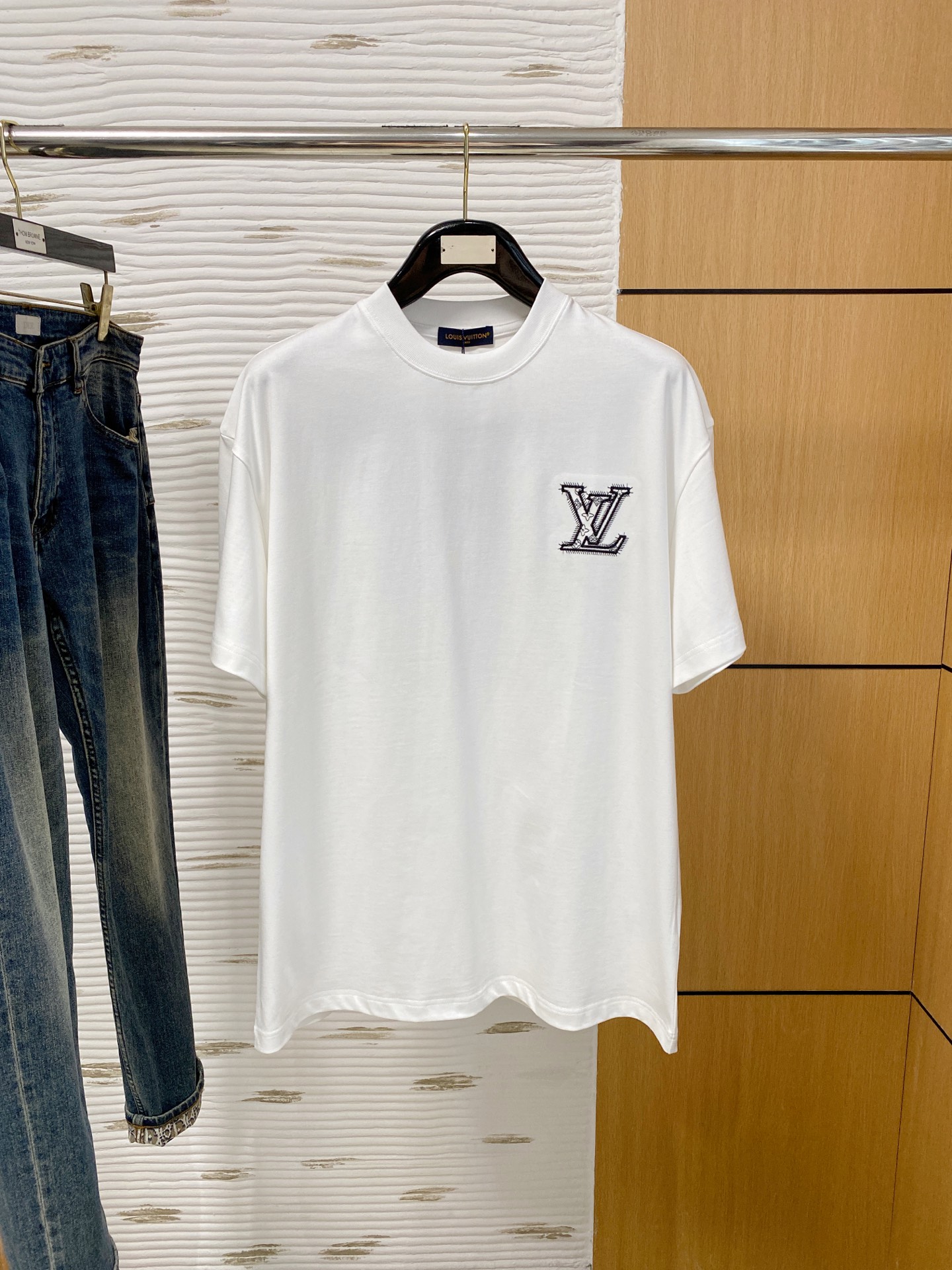 NO:146722,LV new original single men's casual base short-sleeved T-shirt!  High-end customization, high-end version, fashionable and versatile, loose version, original imported 420g double-strand pure cotton fabric, threaded cuffs, neckline hem, super soft and delicate, skin-friendly and comfortable to wear, high-end boutique, OEM, fine-made top body, very good for men's essential items, three-standard size M-3XL maximum size can be worn around kilogram,,louis vuitton, T-shirt,tees, t-shirt,alexander wang19860909LV新款原单男士休闲打底短袖T恤！高端定制 高版本 时尚百搭爆款宽松版型原版进口420克双股纯棉面料 螺纹袖口.领口衣摆 手感超柔软细腻 穿着亲肤舒适 高端精品 代工厂精细做上身非常赞 男士必备单品 三标齐全 尺码M-3XL最大码可穿斤左右,,louis vuitton,T-shirt,tees，t-shirt,alexander wang,Men's clothing