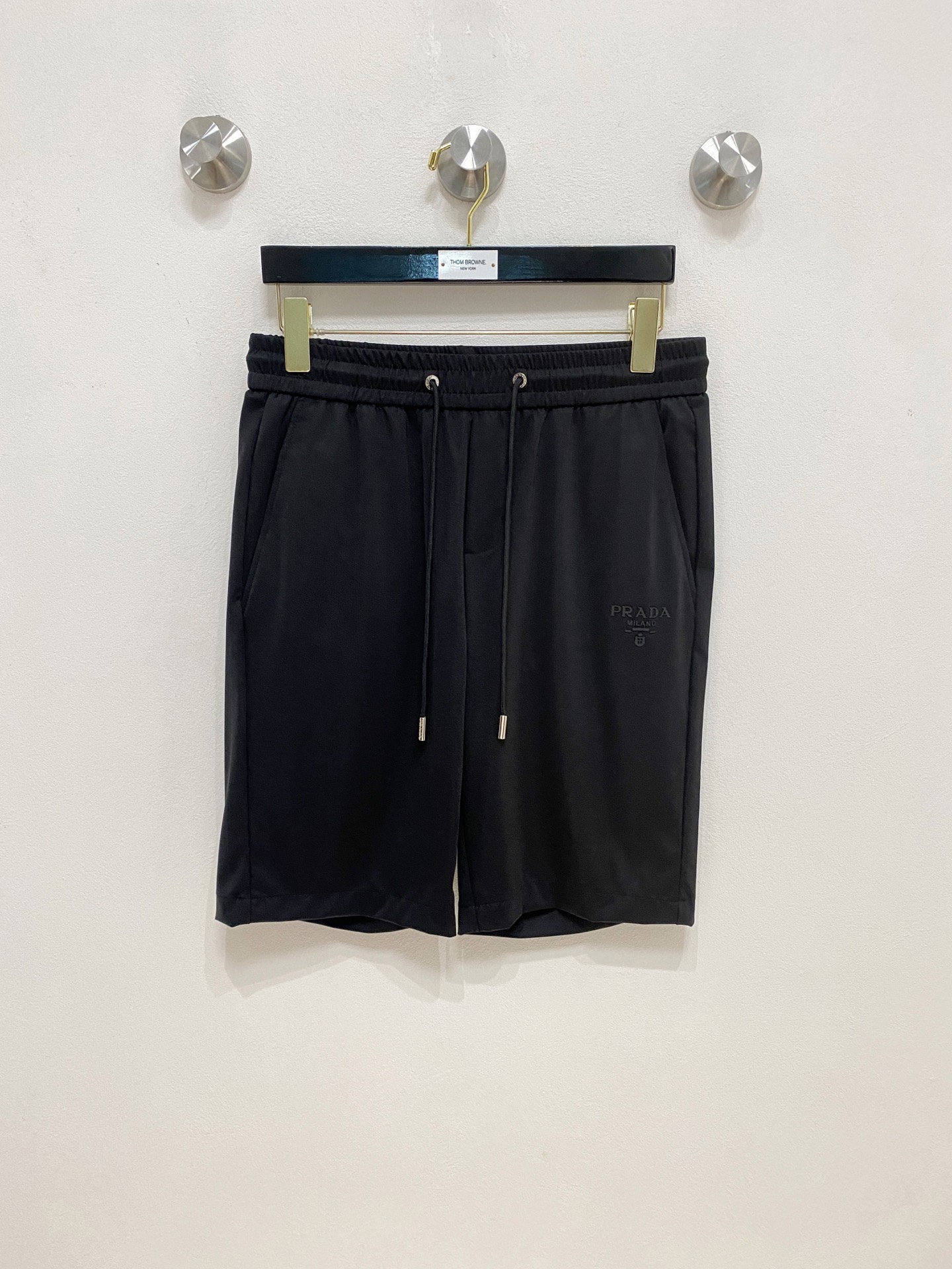 NO:151767,Prada has three standards, 2025 summer new men's casual shorts, high-end custom fabric, breathable fabric, extremely breathable, elastic and comfortable, impeccable details, top-level auxiliary materials, original logo design concept, delicate and soft feel!  The upper body style is excellent!  m-4xl order to report height and weight, prada, shorts, alexander wang19860909普拉达 三标齐全 2025夏季新款男士休闲短裤,高级定制面料透气面料 透气弹力舒适度极高,细节无可挑剔,顶级辅料配备,原版logo设计理念,手感细腻柔软！上身版型超赞！m-4xl 下单报身高体重,,prada,shorts,alexander wang,Men's clothing