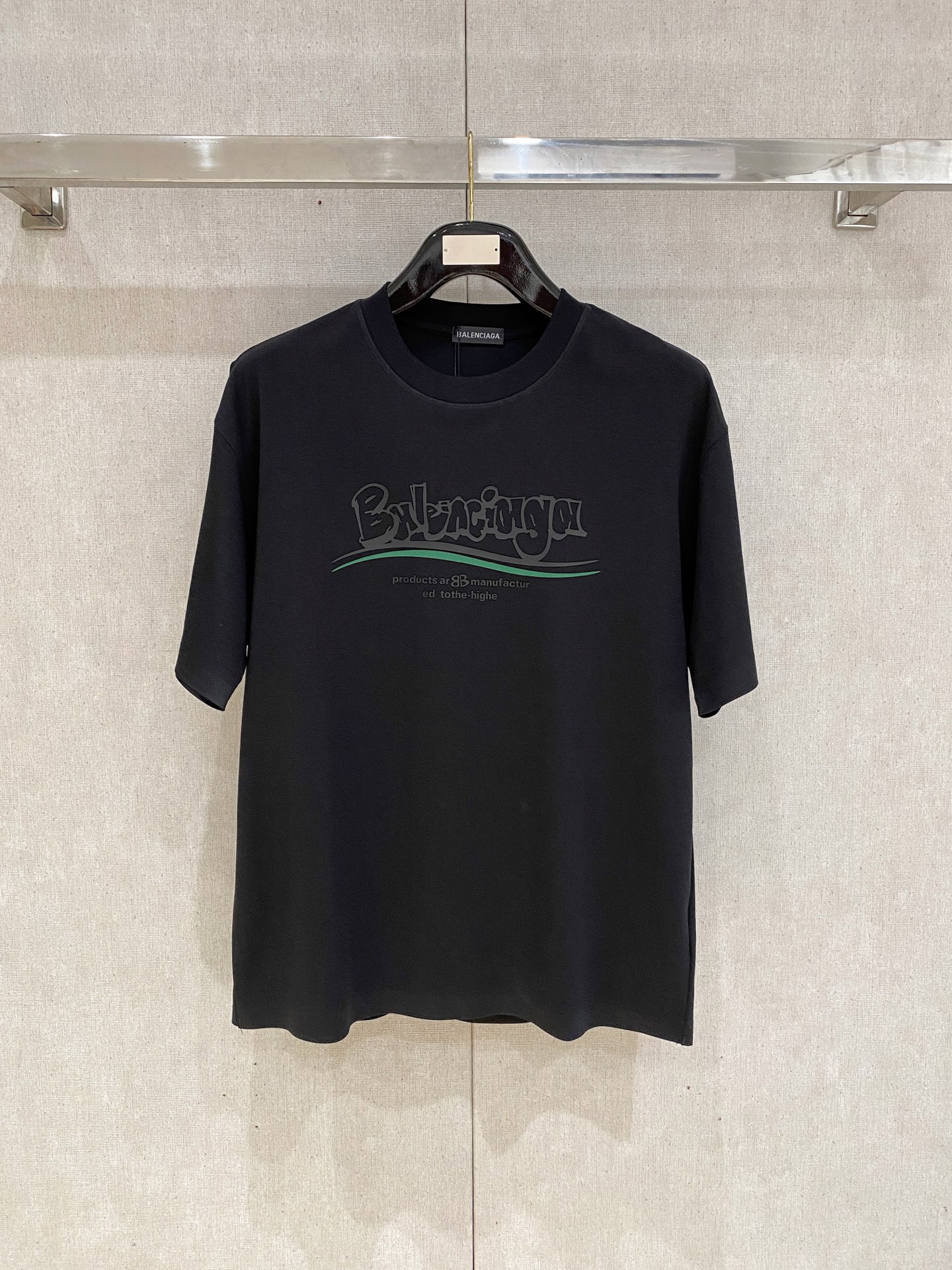 NO:509664,Balenciaga high-end fabric 250g pure cotton 2025 Snake Spring and Summer Counter New Product Short-sleeved Fashion Classic Round Neck Short-sleeved Cuff Hem with a traceless design Fashion item design, more fashionable and comfortable, high-standard customization, very stylish upper body, classic LOGO pattern on the chest brand Customer-supplied auxiliary materials, customer-supplied imported high-end fabric with very delicate texture, exquisite details and exquisite craftsmanship, extremely shaping item, can be matched with any fashion, super good style, a must-have item for trendy men Size S-XXL!  ,balenciaga,T-shirt,alexander wang19860909巴黎世家高定面料 250克纯棉 2025蛇年春夏专柜新品短袖时尚经典圆领短袖袖口下摆采用无痕设计 时尚单品设计,更加时尚舒适,高标准定制,上身非常有型,胸前品牌经典LOGO 图案 客供辅料,客供进口高档面料质感非常细腻,细节工艺精湛考究,塑造性极高的一款单品,任何时装都可以搭配,版型超级好 潮男必备单品 尺码S-XXL！,,balenciaga,T-shirt,alexander wang,Men's clothing