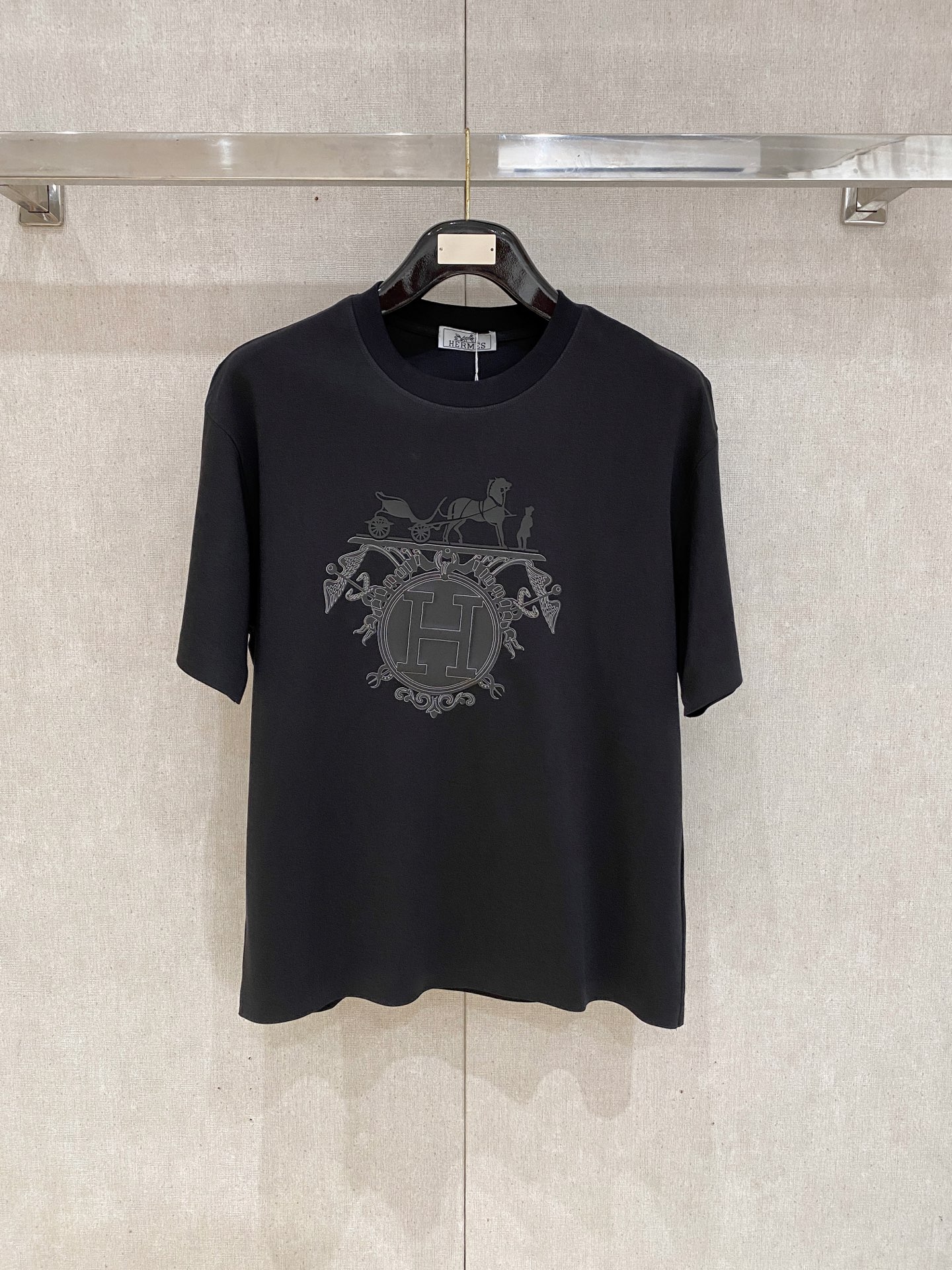 NO:509662,Hermes high-end fabric 250g pure cotton 2025 Snake Spring and Summer Counter New Product Short-sleeved Fashion Classic Round Neck Short-sleeved Cuff Hem with a traceless design Fashion item design, more fashionable and comfortable, high-standard customization, very stylish upper body, classic LOGO pattern on the chest brand Customer-supplied auxiliary materials, customer-supplied imported high-end fabric with very delicate texture, exquisite details and exquisite craftsmanship, extremely shaping item, can be matched with any fashion, super good style, a must-have item for trendy men Size S-XXL!  , hermes, T-shirt,alexander wang19860909爱马仕高定面料 250克纯棉 2025蛇年春夏专柜新品短袖时尚经典圆领短袖袖口下摆采用无痕设计 时尚单品设计,更加时尚舒适,高标准定制,上身非常有型,胸前品牌经典LOGO 图案 客供辅料,客供进口高档面料质感非常细腻,细节工艺精湛考究,塑造性极高的一款单品,任何时装都可以搭配,版型超级好 潮男必备单品 尺码S-XXL！,,hermes,T-shirt,alexander wang,Men's clothing