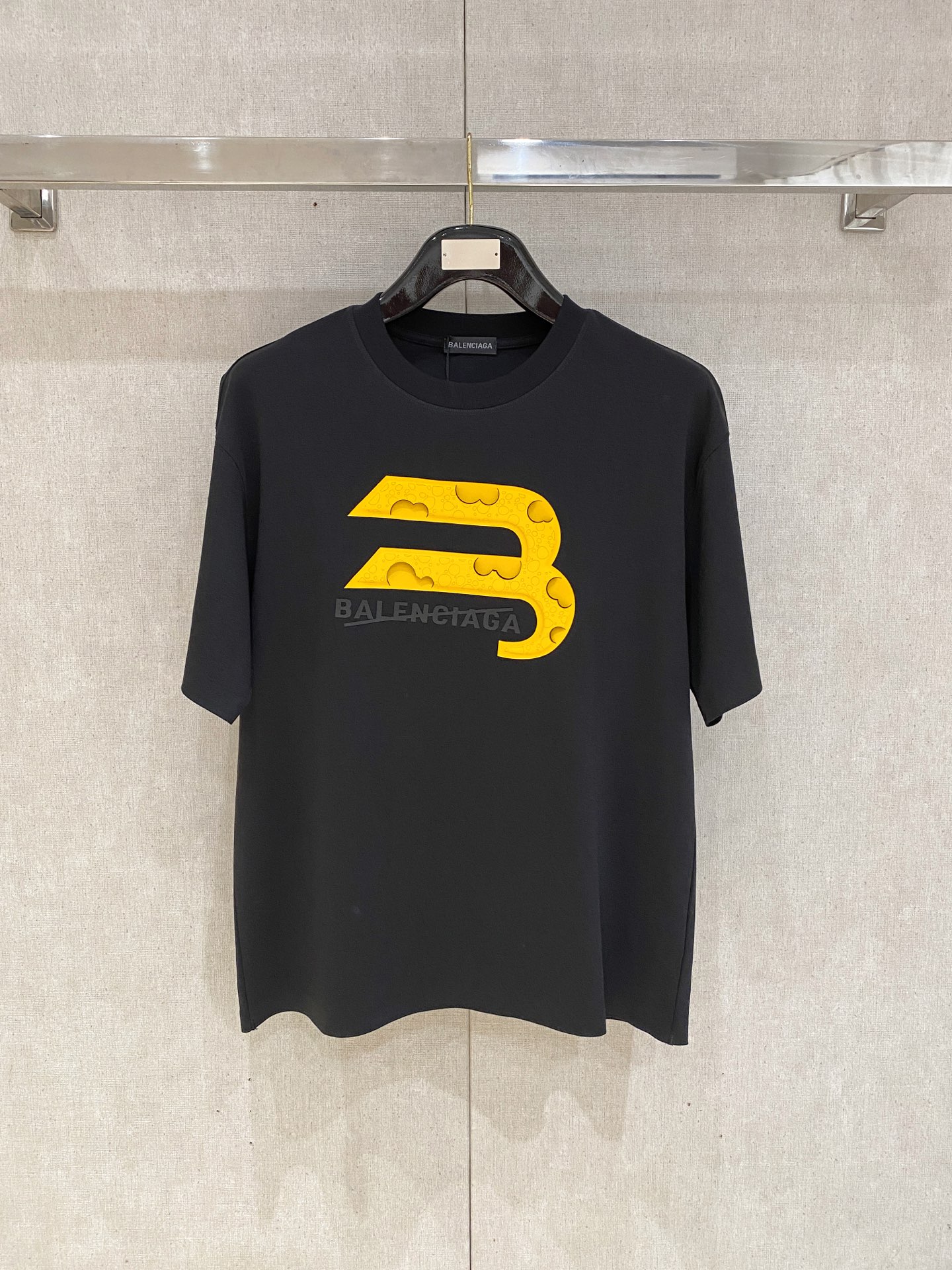 NO:509658,Balenciaga high-end fabric 250g pure cotton 2025 Snake Spring and Summer Counter New Product Short-sleeved Fashion Classic Round Neck Short-sleeved Cuff Hem with a traceless design Fashion item design, more fashionable and comfortable, high-standard customization, very stylish upper body, classic LOGO pattern on the chest brand Customer-supplied auxiliary materials, customer-supplied imported high-end fabric with very delicate texture, exquisite details and exquisite craftsmanship, extremely shaping item, can be matched with any fashion, super good style, a must-have item for trendy men Size S-XXL!  ,balenciaga,T-shirt,alexander wang19860909巴黎世家高定面料 250克纯棉 2025蛇年春夏专柜新品短袖时尚经典圆领短袖袖口下摆采用无痕设计 时尚单品设计,更加时尚舒适,高标准定制,上身非常有型,胸前品牌经典LOGO 图案 客供辅料,客供进口高档面料质感非常细腻,细节工艺精湛考究,塑造性极高的一款单品,任何时装都可以搭配,版型超级好 潮男必备单品 尺码S-XXL！,,balenciaga,T-shirt,alexander wang,Men's clothing