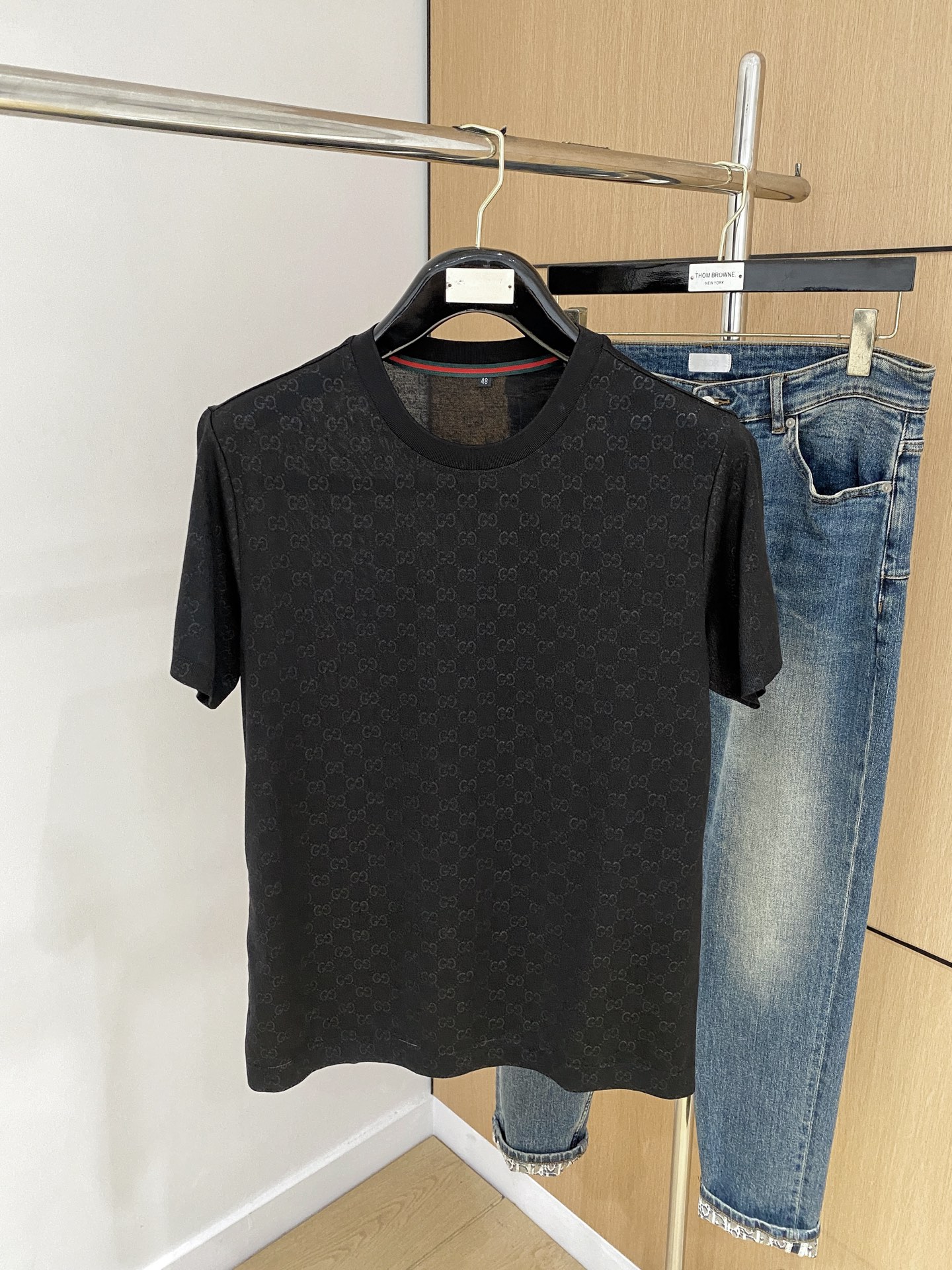 NO:156204,Gucci 25ss Spring and Summer [New Product] Customized silk fabric is silky and breathable!  Fashionable classic round neck short-sleeved fashion item design, more fashionable and comfortable, high-standard customization, very stylish on the upper body, classic LOGO pattern on the chest brand customer-supplied auxiliary materials, customer-supplied imported high-end fabrics have very delicate texture!  Any fashion can be matched, the style is super good, and it is a must-have for summer!  M-3XL, gucci, T-shirt, alexander wang19860909古驰25ss春夏【新品】定制蚕丝面料丝滑透气！时尚经典圆领短袖时尚单品设计,更加时尚舒适,高标准定制,上身非常有型,胸前品牌经典LOGO 图案 客供辅料,客供进口高档面料质感非常细腻！任何时装都可以搭配,版型超级好 码数夏季必备！M-3XL,,gucci,T-shirt,alexander wang,Men's clothing