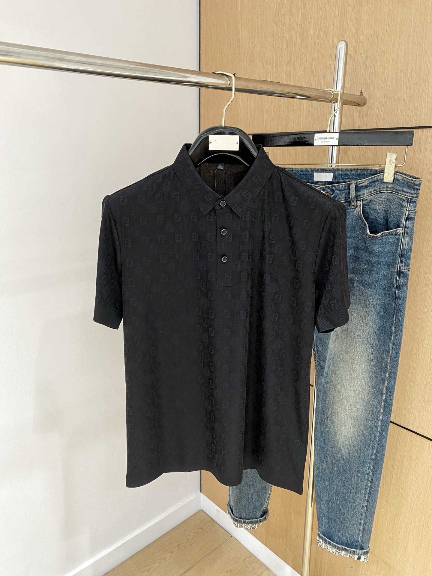 NO:156182,Fendi 25SS new spring and summer short-sleeved lapel T-shirt polo, the highest version is customized with high-end vermillion floor fabric simple and fashionable style, thread color matching is super good!  Classic logo simple and elegant style!  Full of high-end feel, wearable in all seasons. Simple European style official website is on sale... Code number M-3XL, fendi, T-shirt, tees, t-shirt, alexander wang19860909芬迪25SS新款春夏短袖翻领T恤polo,最高版本客供定制高端朱地面料简单时尚款,螺纹拼色螺纹配色超级好看！经典logo简单大方的款式！满满的高级感,四季可穿.简欧风格官网在售 …码数M-3XL,,fendi,T-shirt,tees，t-shirt,alexander wang,Men's clothing