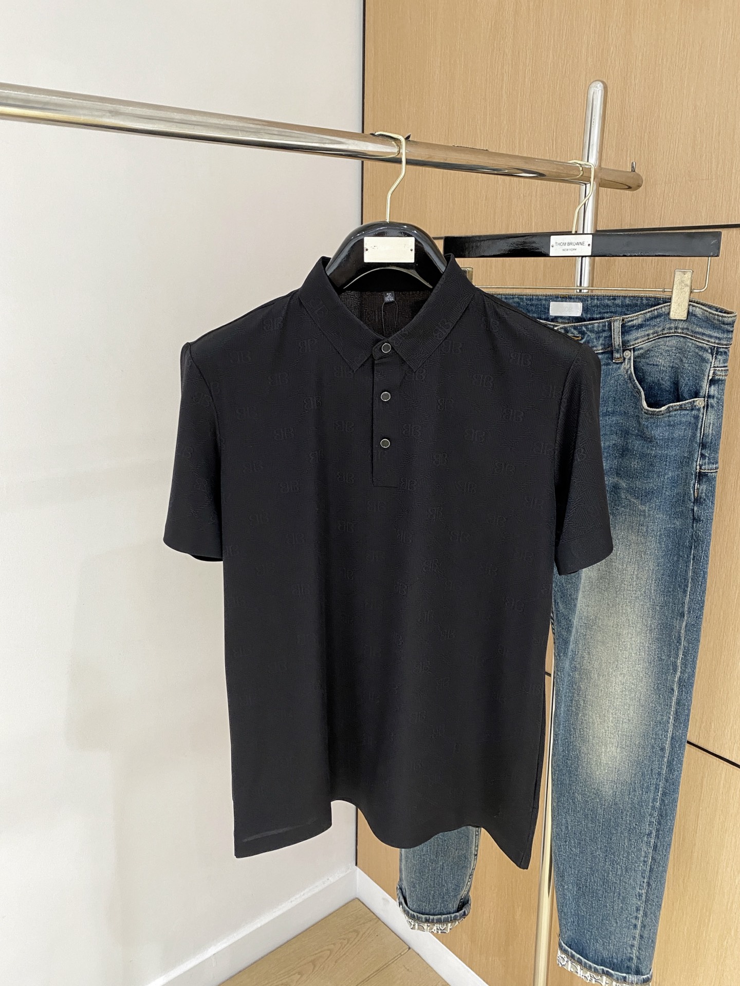 NO:156187,Balenciaga 25SS new spring and summer short-sleeved lapel T-shirt polo, the highest version is customized with high-end vermillion floor fabric simple and fashionable style, thread color matching is super good!  Classic logo simple and elegant style!  Full of high-end feel, wearable in all seasons. Simple European style official website is on sale... Code number M-3XL, balenciaga, T-shirt,tees, t-shirt,alexander wang19860909巴黎世家25SS新款春夏短袖翻领T恤polo,最高版本客供定制高端朱地面料简单时尚款,螺纹拼色螺纹配色超级好看！经典logo简单大方的款式！满满的高级感,四季可穿.简欧风格官网在售 …码数M-3XL,,balenciaga,T-shirt,tees，t-shirt,alexander wang,Men's clothing