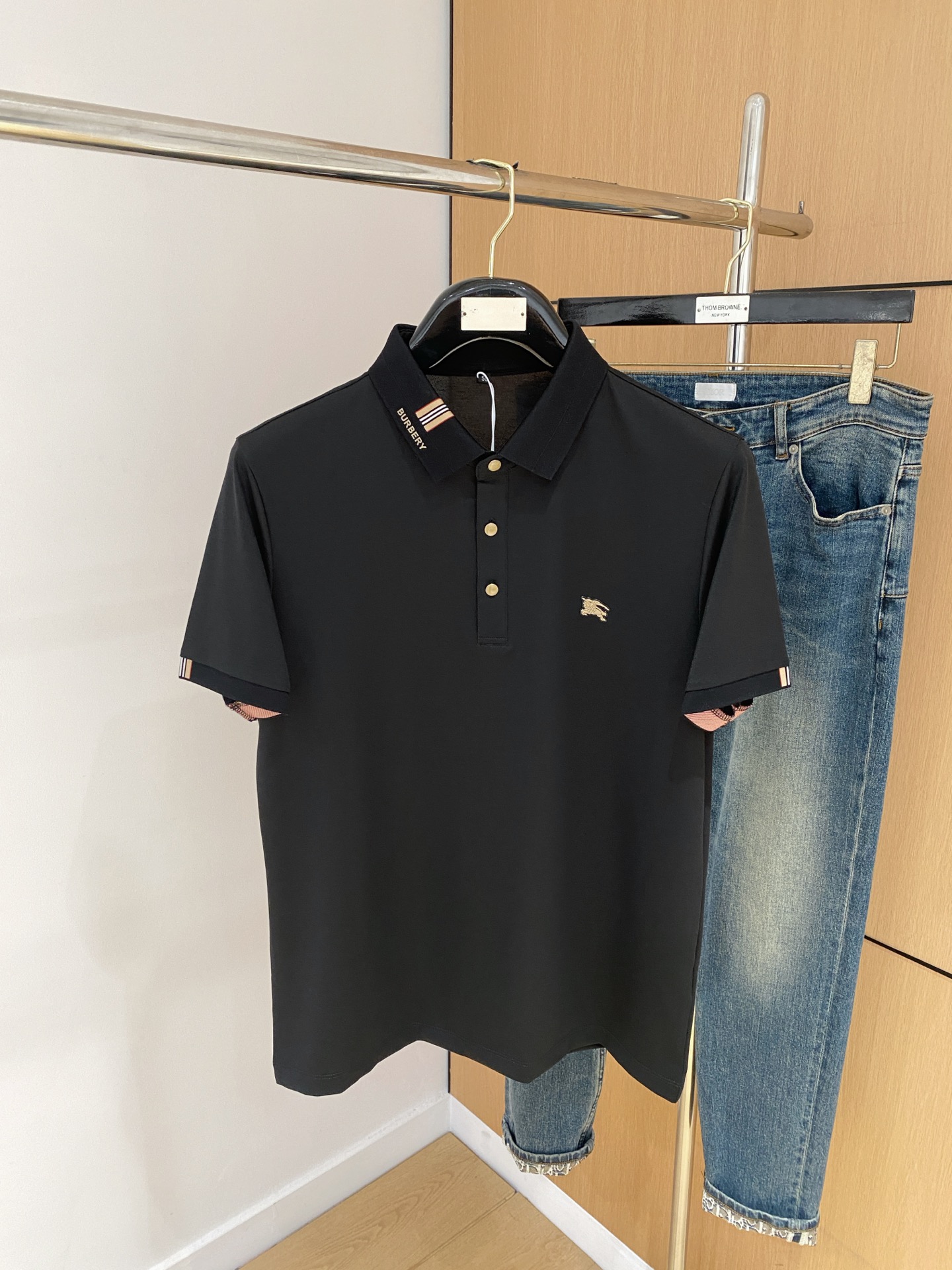 NO:156197,Burberry 25SS new spring and summer short-sleeved lapel T-shirt polo, the highest version is customized high-end vermill fabric simple and fashionable, thread color combination is super good-looking!  Classic logo simple and elegant style!  Full of high-end feel, wearable in all seasons. Simple European style official website is on sale... Code number M-3XL, burberry, T-shirt, tees, t-shirt, alexander wang19860909巴宝莉25SS新款春夏短袖翻领T恤polo,最高版本客供定制高端朱地面料简单时尚款,螺纹拼色螺纹配色超级好看！经典logo简单大方的款式！满满的高级感,四季可穿.简欧风格官网在售 …码数M-3XL,,burberry,T-shirt,tees，t-shirt,alexander wang,Men's clothing