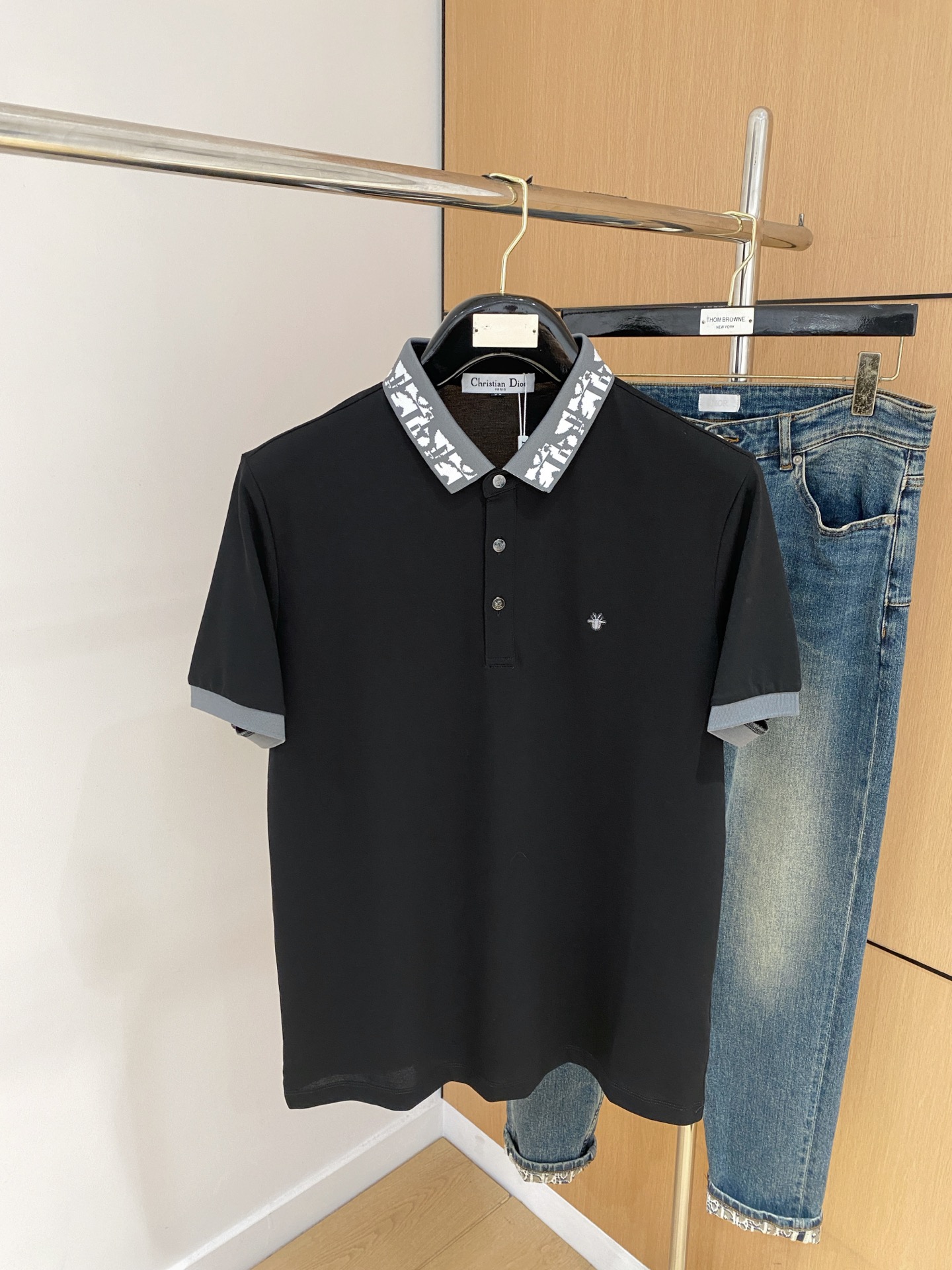 NO:156192,Dior 25SS new spring and summer short-sleeved lapel T-shirt polo, the highest version is customized with high-end vermillion floor fabric simple and fashionable style, thread color matching is super good!  Classic logo simple and elegant style!  Full of high-end feel, wearable in all seasons. Simple European style official website is on sale...Digital M-3XL,,dior,T-shirt,tees,t-shirt,alexander wang19860909迪奥25SS新款春夏短袖翻领T恤polo,最高版本客供定制高端朱地面料简单时尚款,螺纹拼色螺纹配色超级好看！经典logo简单大方的款式！满满的高级感,四季可穿.简欧风格官网在售 …码数M-3XL,,dior,T-shirt,tees，t-shirt,alexander wang,Men's clothing