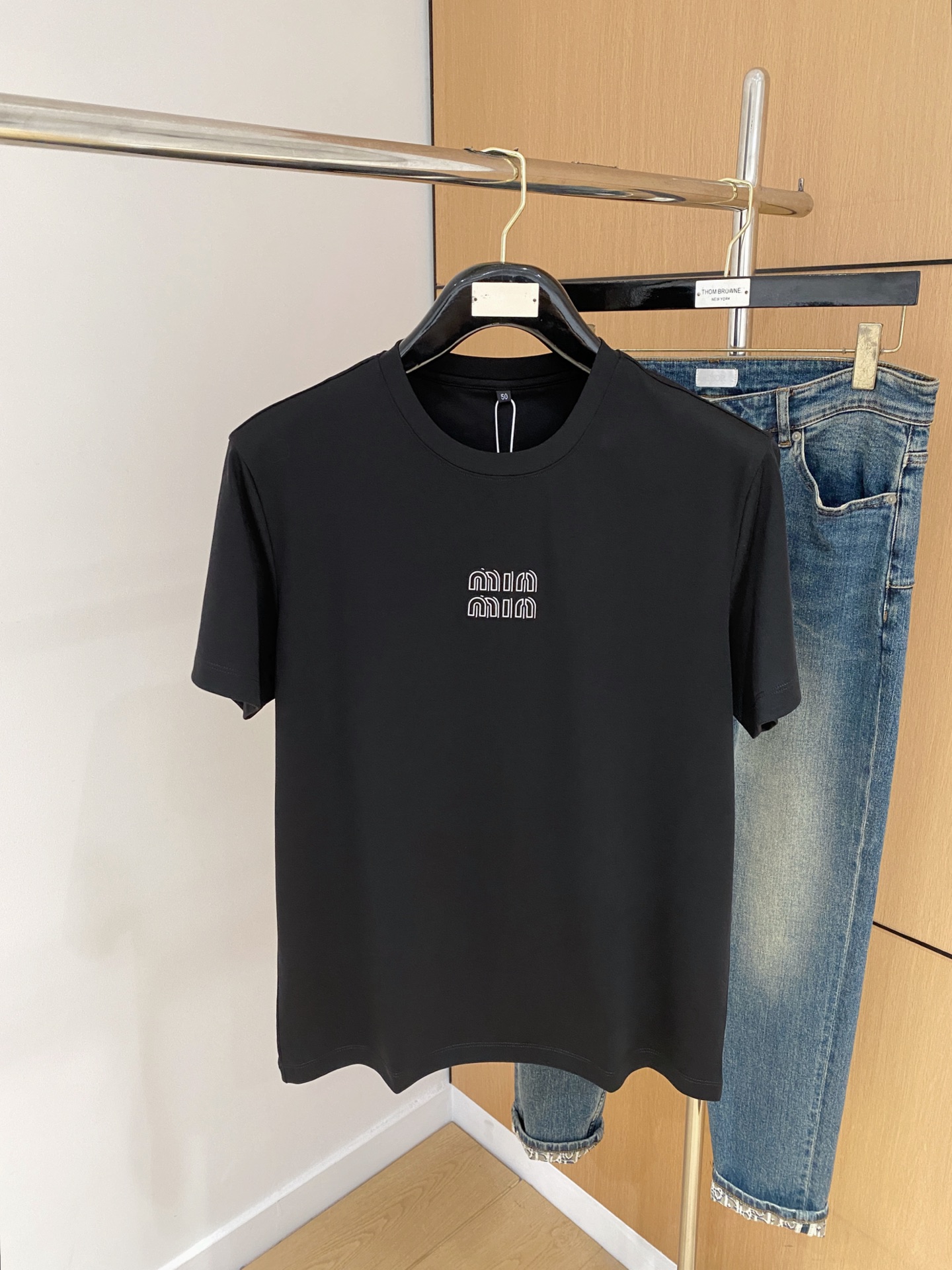 NO:156209,miumiu25ss Spring and Summer [New Product] Customized silk fabric is silky and breathable!  Fashionable classic round neck short-sleeved fashion item design, more fashionable and comfortable, high-standard customization, very stylish on the upper body, classic LOGO pattern on the chest brand customer-supplied auxiliary materials, customer-supplied imported high-end fabrics have very delicate texture!  Any fashion can be matched, the style is super good, and it is a must-have for summer!  M-3XL, miumiu, T-shirt, alexander wang19860909miumiu25ss春夏【新品】定制蚕丝面料丝滑透气！时尚经典圆领短袖时尚单品设计,更加时尚舒适,高标准定制,上身非常有型,胸前品牌经典LOGO 图案 客供辅料,客供进口高档面料质感非常细腻！任何时装都可以搭配,版型超级好 码数夏季必备！M-3XL,,miumiu,T-shirt,alexander wang,Men's clothing