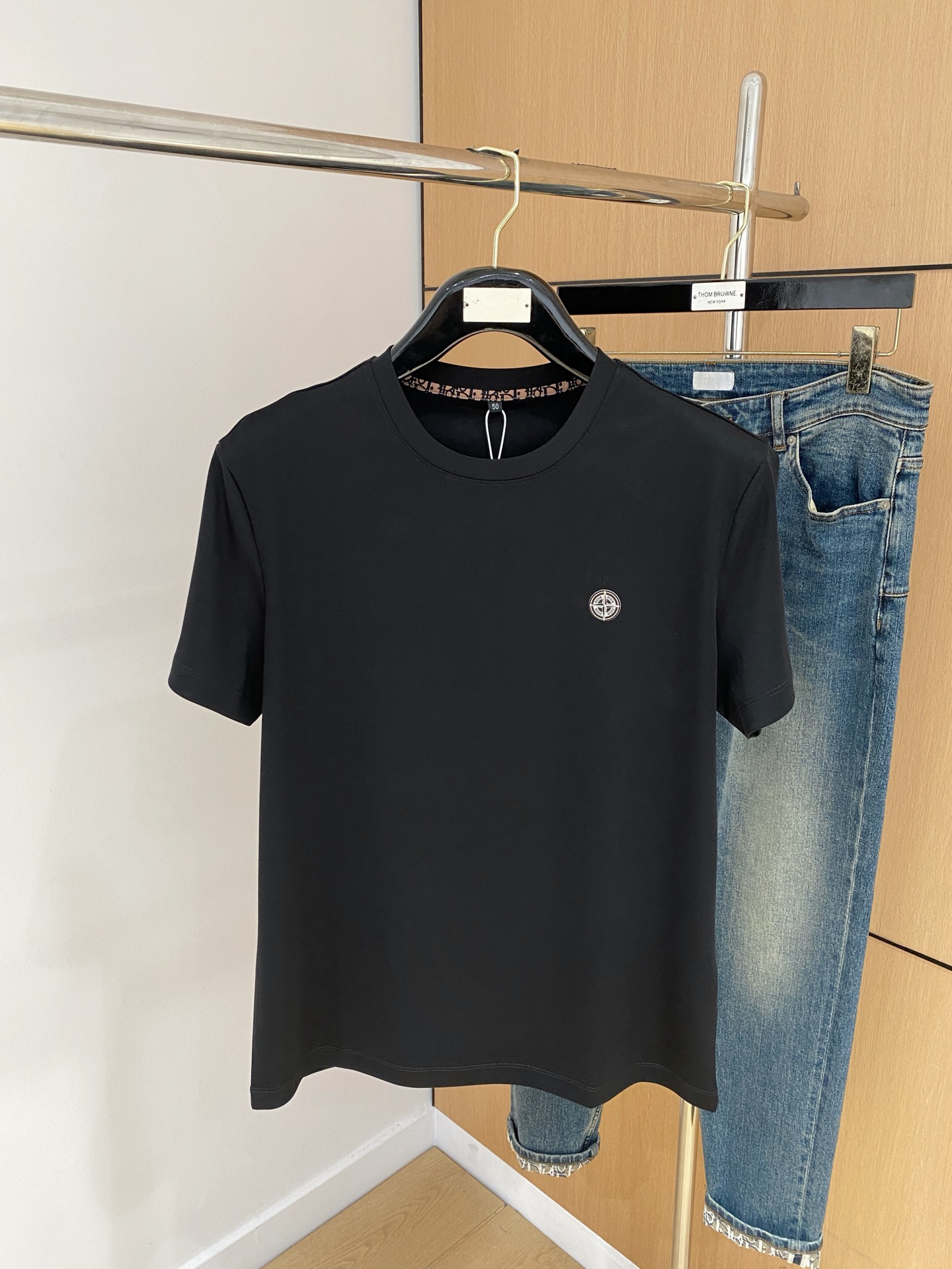 NO:156214,Dior 25ss Spring and Summer [New Product] Customized silk fabric is silky and breathable!  Fashionable classic round neck short-sleeved fashion item design, more fashionable and comfortable, high-standard customization, very stylish on the upper body, classic LOGO pattern on the chest brand customer-supplied auxiliary materials, customer-supplied imported high-end fabrics have very delicate texture!  Any fashion can be matched, the style is super good, and it is a must-have for summer!  M-3XL, dior, T-shirt, alexander wang19860909迪奥25ss春夏【新品】定制蚕丝面料丝滑透气！时尚经典圆领短袖时尚单品设计,更加时尚舒适,高标准定制,上身非常有型,胸前品牌经典LOGO 图案 客供辅料,客供进口高档面料质感非常细腻！任何时装都可以搭配,版型超级好 码数夏季必备！M-3XL,,dior,T-shirt,alexander wang,Men's clothing