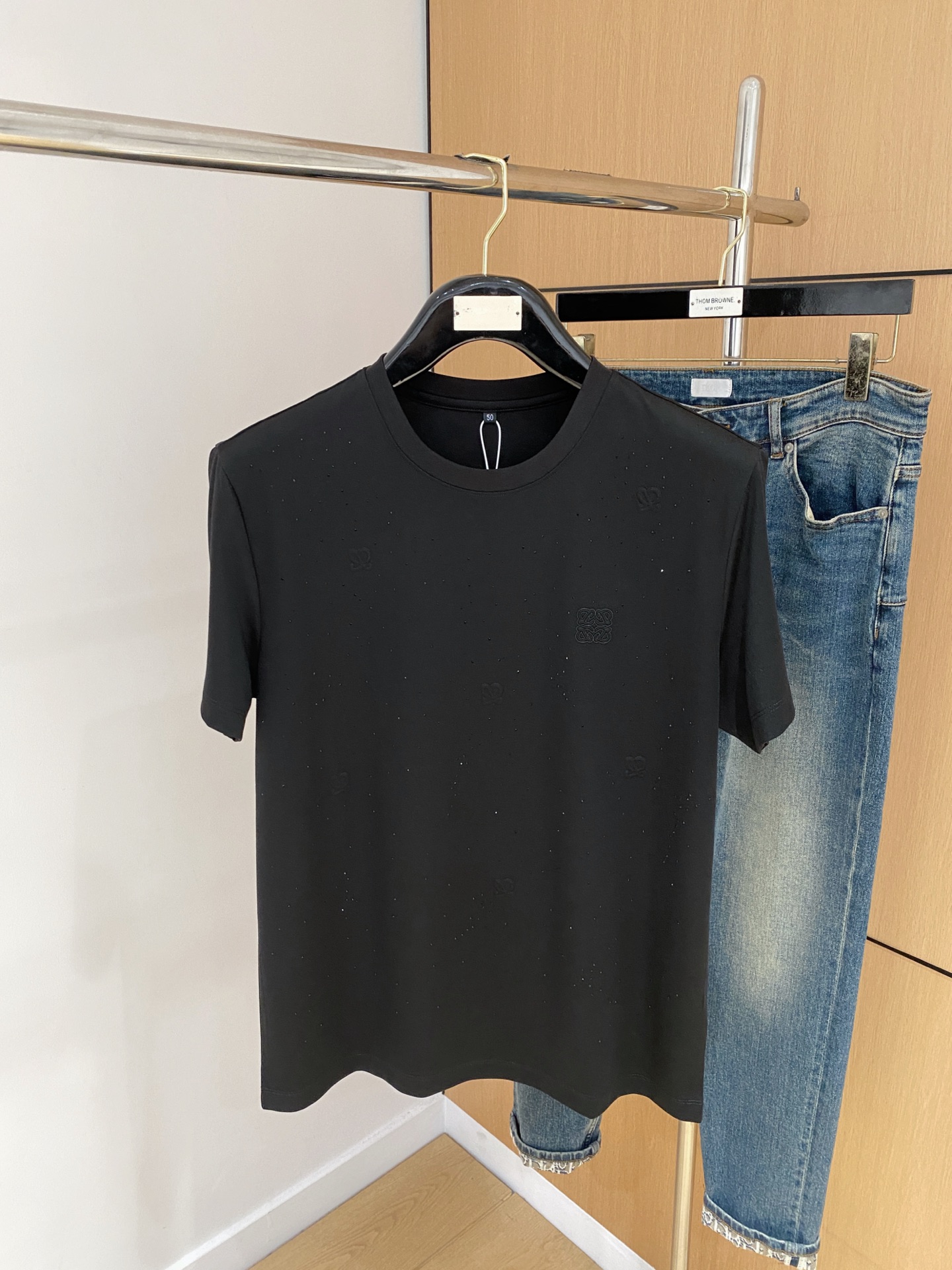 NO:156172,Luo Yiwei 25ss Spring and Summer [New Product] Customized silk fabric is silky and breathable!  Fashionable classic round neck short-sleeved fashion item design, more fashionable and comfortable, high-standard customization, very stylish on the upper body, classic LOGO pattern on the chest brand customer-supplied auxiliary materials, customer-supplied imported high-end fabrics have very delicate texture!  Any fashion can be matched, the style is super good, and it is a must-have for summer!  M-3XL, loewe, T-shirt, alexander wang19860909罗意威25ss春夏【新品】定制蚕丝面料丝滑透气！时尚经典圆领短袖时尚单品设计,更加时尚舒适,高标准定制,上身非常有型,胸前品牌经典LOGO 图案 客供辅料,客供进口高档面料质感非常细腻！任何时装都可以搭配,版型超级好 码数夏季必备！M-3XL,,loewe,T-shirt,alexander wang,Men's clothing