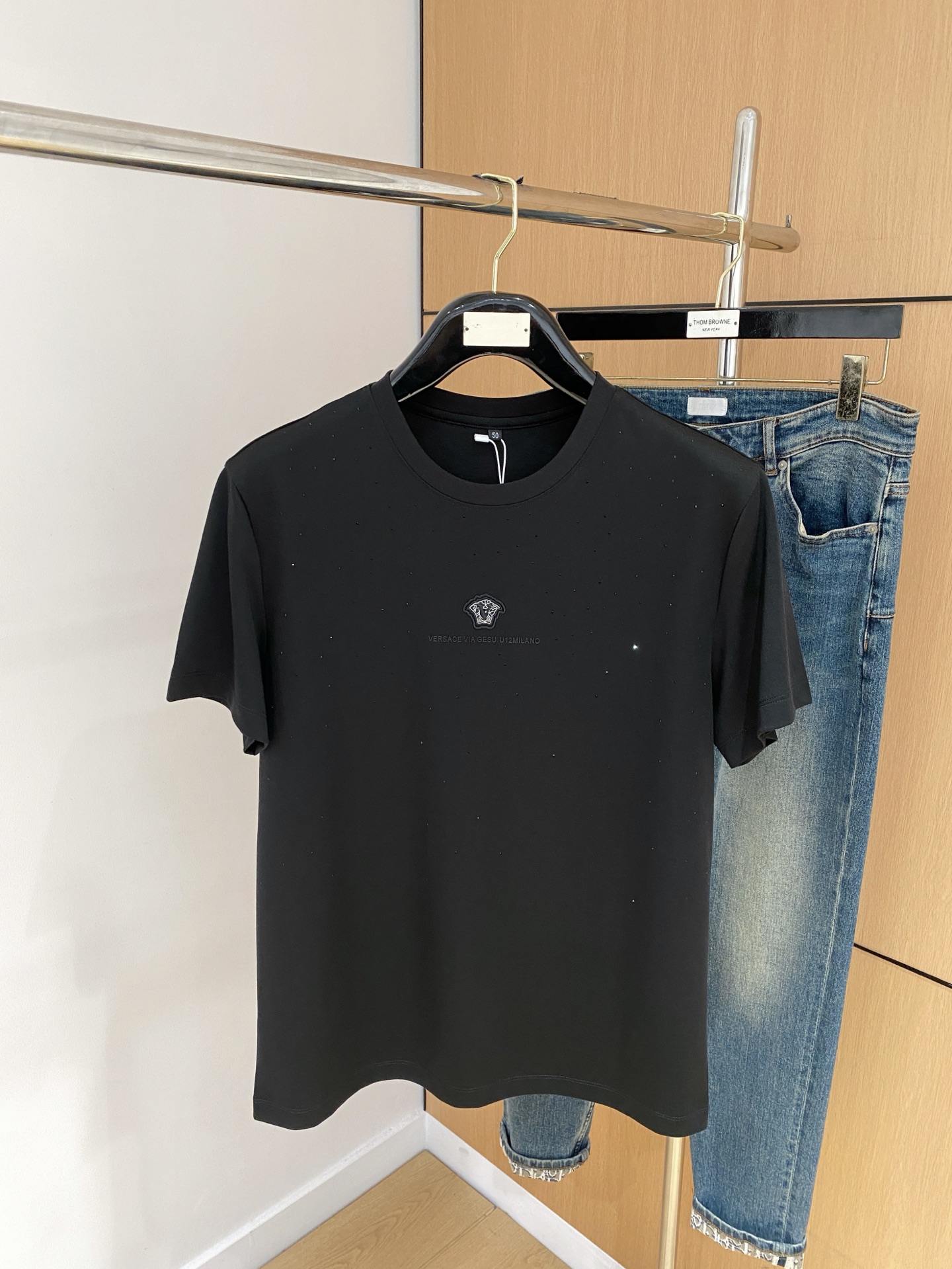 NO:156177,Versace 25ss Spring and Summer [New Product] Customized silk fabric is silky and breathable!  Fashionable classic round neck short-sleeved fashion item design, more fashionable and comfortable, high-standard customization, very stylish on the upper body, classic LOGO pattern on the chest brand customer-supplied auxiliary materials, customer-supplied imported high-end fabrics have very delicate texture!  Any fashion can be matched, the style is super good, and it is a must-have for summer!  M-3XL, versace, T-shirt, alexander wang19860909范思哲25ss春夏【新品】定制蚕丝面料丝滑透气！时尚经典圆领短袖时尚单品设计,更加时尚舒适,高标准定制,上身非常有型,胸前品牌经典LOGO 图案 客供辅料,客供进口高档面料质感非常细腻！任何时装都可以搭配,版型超级好 码数夏季必备！M-3XL,,versace,T-shirt,alexander wang,Men's clothing