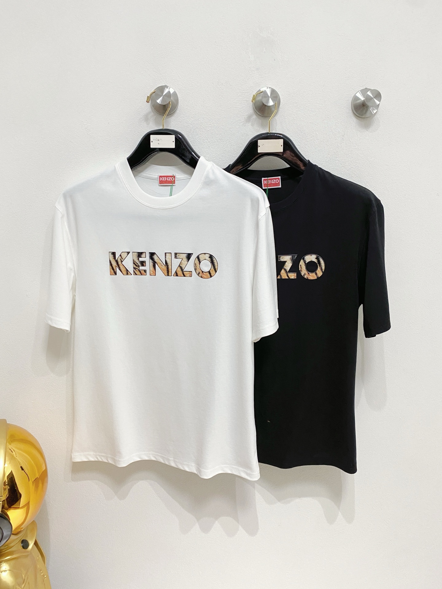 NO:488520,Kenzo 2025 spring and summer new products are available, complete three standards, mercerized cotton round neck short-sleeved T-shirt. Don’t need to introduce too much good products. Look at the details. Counter code M-XXXL 175/140 Suggestions L, T-shirt,tees, t-shirt,alexander wang19860909Kenzo 2025年春夏新品上新 三标齐全 丝光棉圆领短袖T恤 好货不用过多介绍 看细节 专柜码数M-XXXL 175/140建议L,,T-shirt,tees，t-shirt,alexander wang,Men's clothing