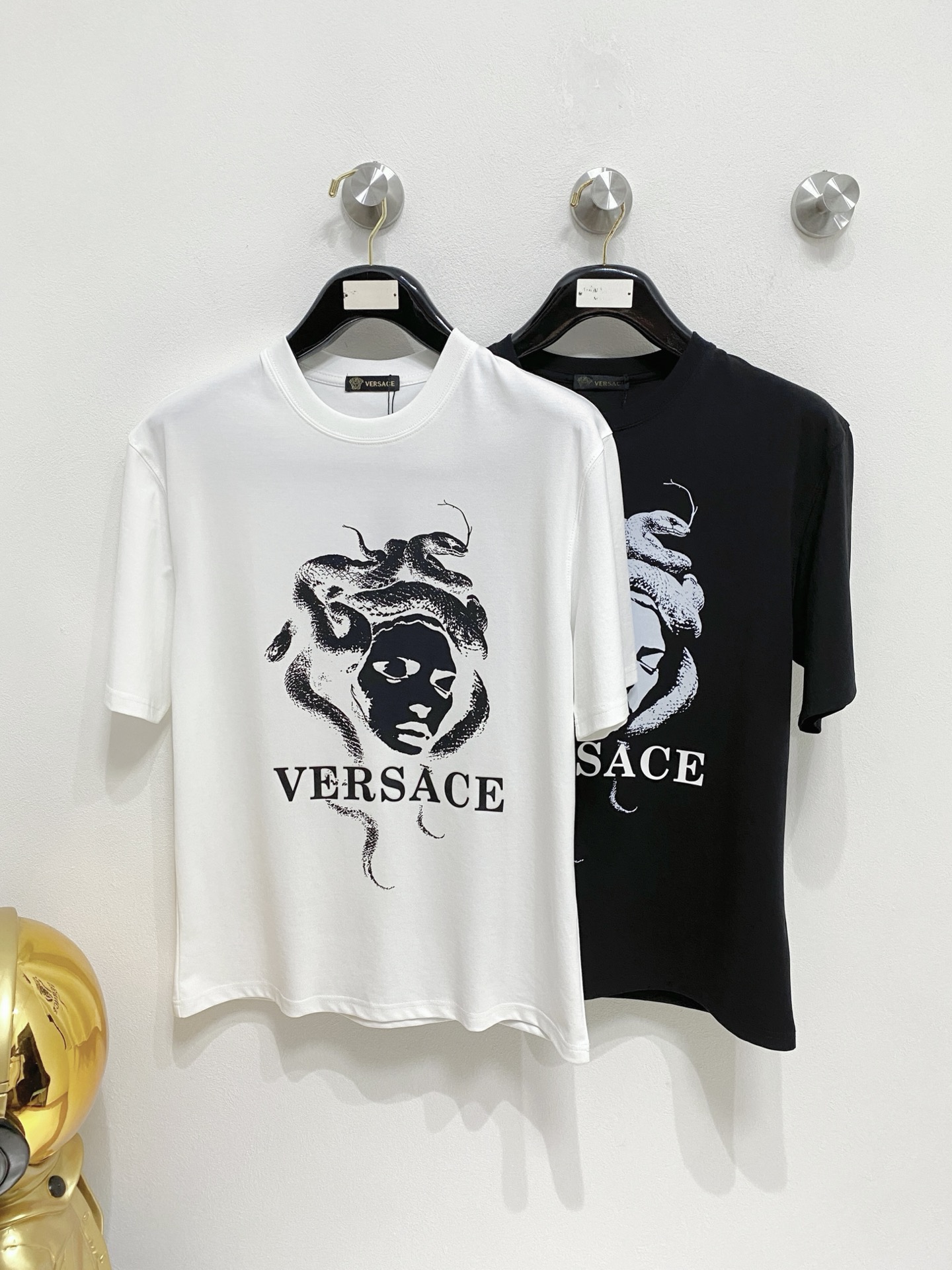 NO:488459,Versace/Versace 2025 new spring and summer products are available, complete three standards, mercerized cotton round neck short-sleeved T-shirt, no need to introduce too much good products, look at the details, counter number M-XXXL 175/140 Suggestions, L, versace, versace, T-shirt, tees, t-shirt, alexander wang19860909Versace/范思哲 2025年春夏新品上新 三标齐全 丝光棉圆领短袖T恤 好货不用过多介绍 看细节 专柜码数M-XXXL 175/140建议L,,versace,versace,T-shirt,tees，t-shirt,alexander wang,Men's clothing