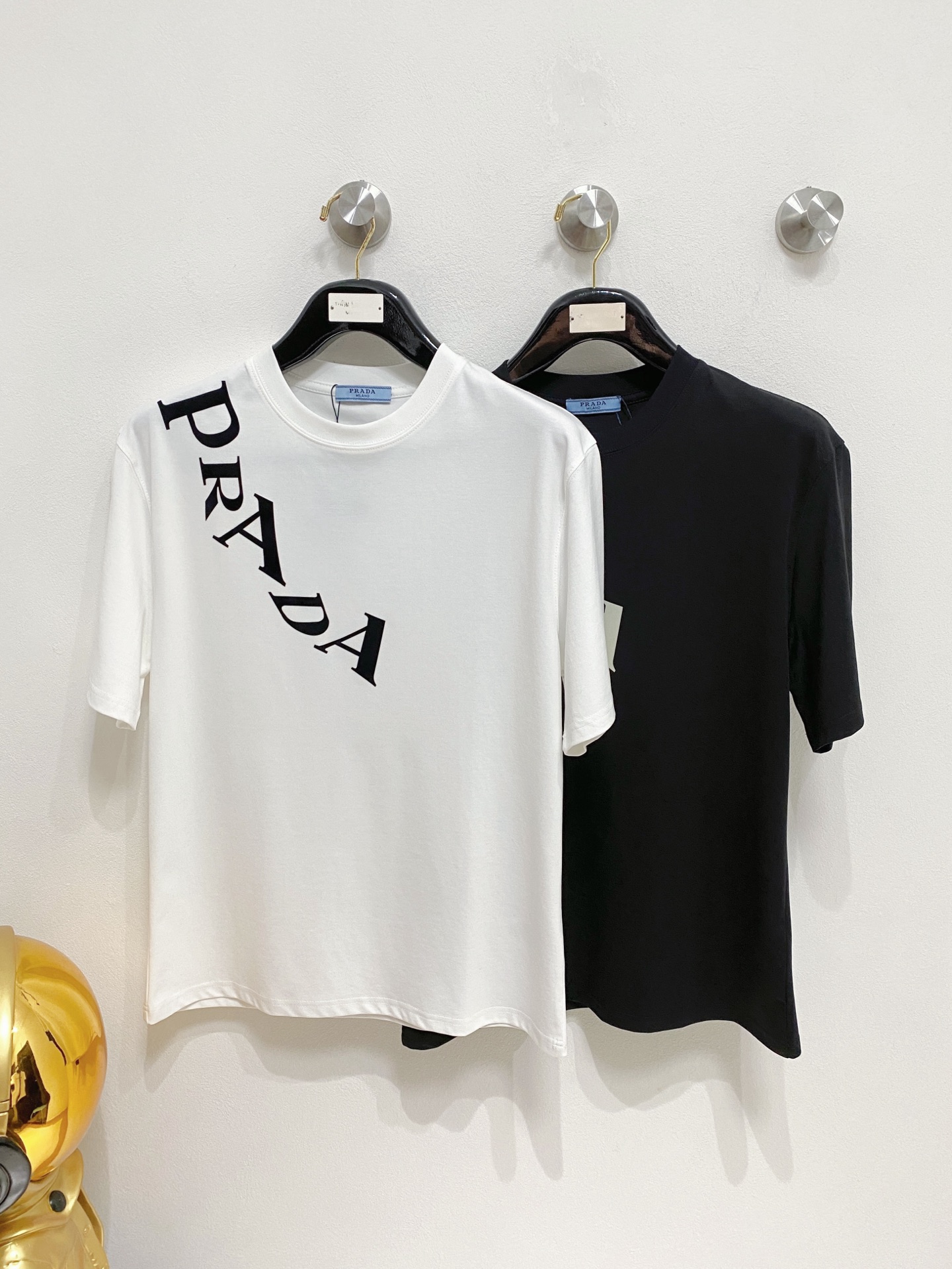 NO:488508,Prada/Prada 2025 new spring and summer products are available in new products, complete three standards, mercerized cotton round neck short-sleeved T-shirt. Don’t need to introduce too much good products. Look at the details. Counter code M-XXXL 175/140 Suggestions,,prada,prada,T-shirt,tees,t-shirt,alexander wang19860909Prada/普拉达 2025年春夏新品上新 三标齐全 丝光棉圆领短袖T恤 好货不用过多介绍 看细节 专柜码数M-XXXL 175/140建议L,,prada,prada,T-shirt,tees，t-shirt,alexander wang,Men's clothing