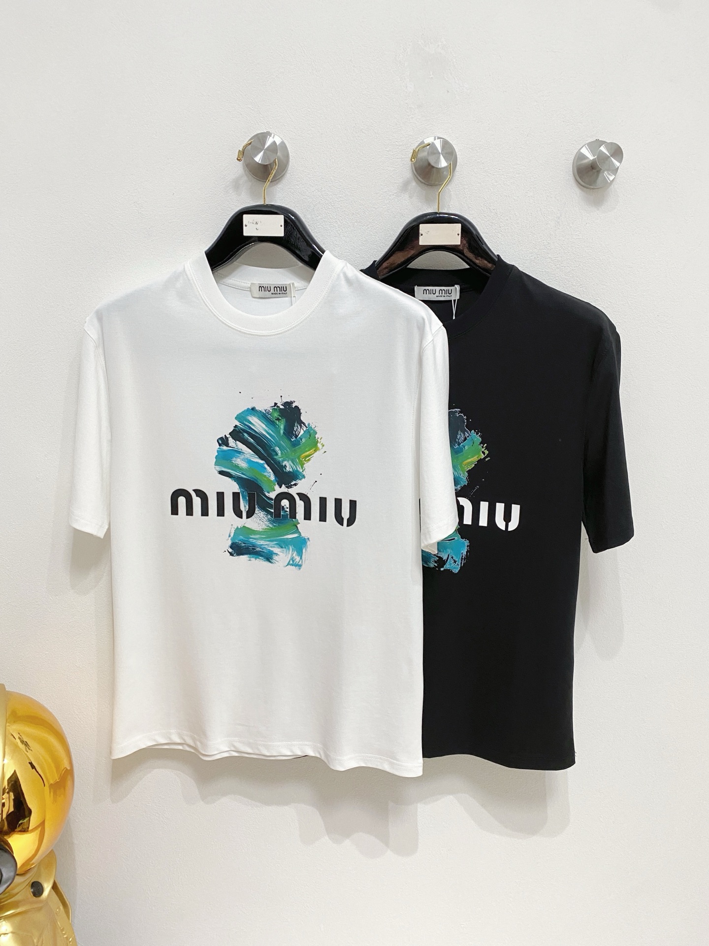 NO:488501,MiuMiu 2025 new spring and summer products are available, complete three standards, mercerized cotton round neck short-sleeved T-shirt. Don’t need to introduce too much good products. Look at the details. Counter code M-XXXL 175/140 Suggestions,,miumiu,T-shirt,tees,t-shirt,alexander wang19860909MiuMiu 2025年春夏新品上新 三标齐全 丝光棉圆领短袖T恤 好货不用过多介绍 看细节 专柜码数M-XXXL 175/140建议L,,miumiu,T-shirt,tees，t-shirt,alexander wang,Men's clothing