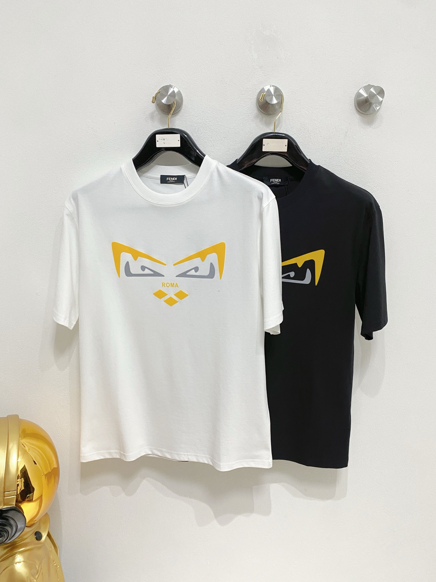 NO:488487,Fendi/Fendi 2025 new spring and summer products are available in new products, complete three standards, mercerized cotton round neck short-sleeved T-shirt. Don’t need to introduce too much good products. Look at the details. Counter code M-XXXL 175/140 Suggestions, L, fendi, fendi, T-shirt, tees, t-shirt, alexander wang19860909Fendi/芬迪 2025年春夏新品上新 三标齐全 丝光棉圆领短袖T恤 好货不用过多介绍 看细节 专柜码数M-XXXL 175/140建议L,,fendi,fendi,T-shirt,tees，t-shirt,alexander wang,Men's clothing