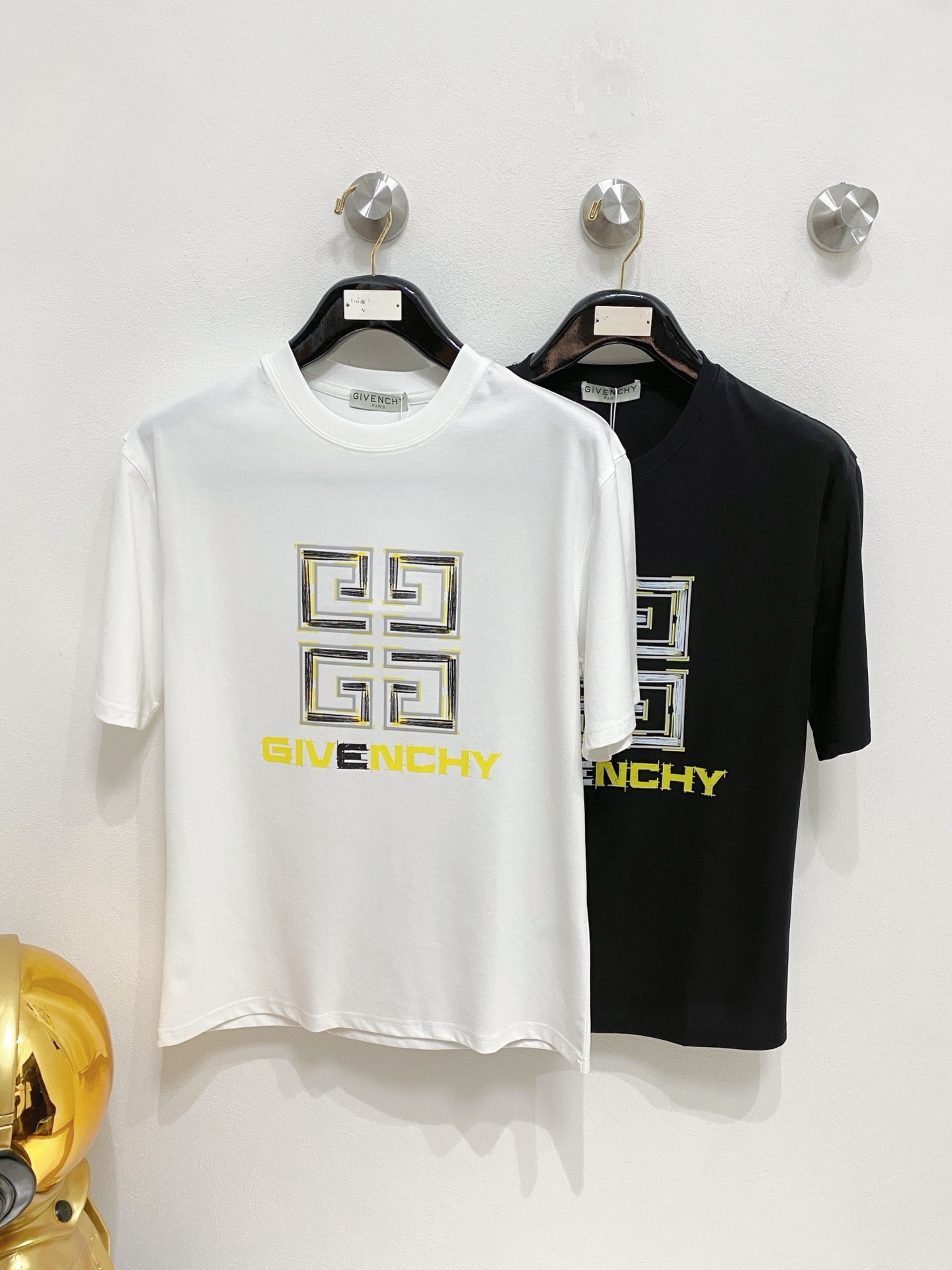 NO:488513,Givenchy New products for spring and summer 2025 are available in new spring and summer. Three standards are complete. Mercerized cotton round neck short-sleeved T-shirt. Don’t need to introduce too much good products. Look at the details. Counter code M-XXXL 175/140 Suggestions, given, given, given, T-shirt, tees, t-shirt, alexander wang19860909give/纪梵希 2025年春夏新品上新 三标齐全 丝光棉圆领短袖T恤 好货不用过多介绍 看细节 专柜码数M-XXXL 175/140建议L,,givenchy,givenchy,T-shirt,tees，t-shirt,alexander wang,Men's clothing