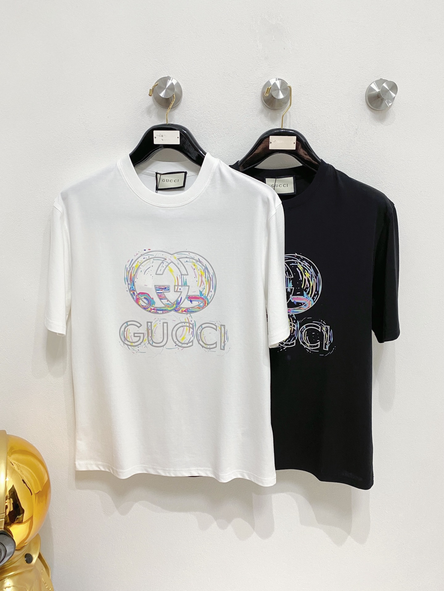 NO:488480,Gucci/Gucci New products for spring and summer 2025 are available in new products, complete three standards, mercerized cotton round neck short-sleeved T-shirt. Don’t need to introduce too much good products. Look at the details. Counter code M-XXXL 175/140 Suggestions L,,gucci, T-shirt,tees, t-shirt,alexander wang19860909Gucci/古奇 2025年春夏新品上新 三标齐全 丝光棉圆领短袖T恤 好货不用过多介绍 看细节 专柜码数M-XXXL 175/140建议L,,gucci,T-shirt,tees，t-shirt,alexander wang,Men's clothing