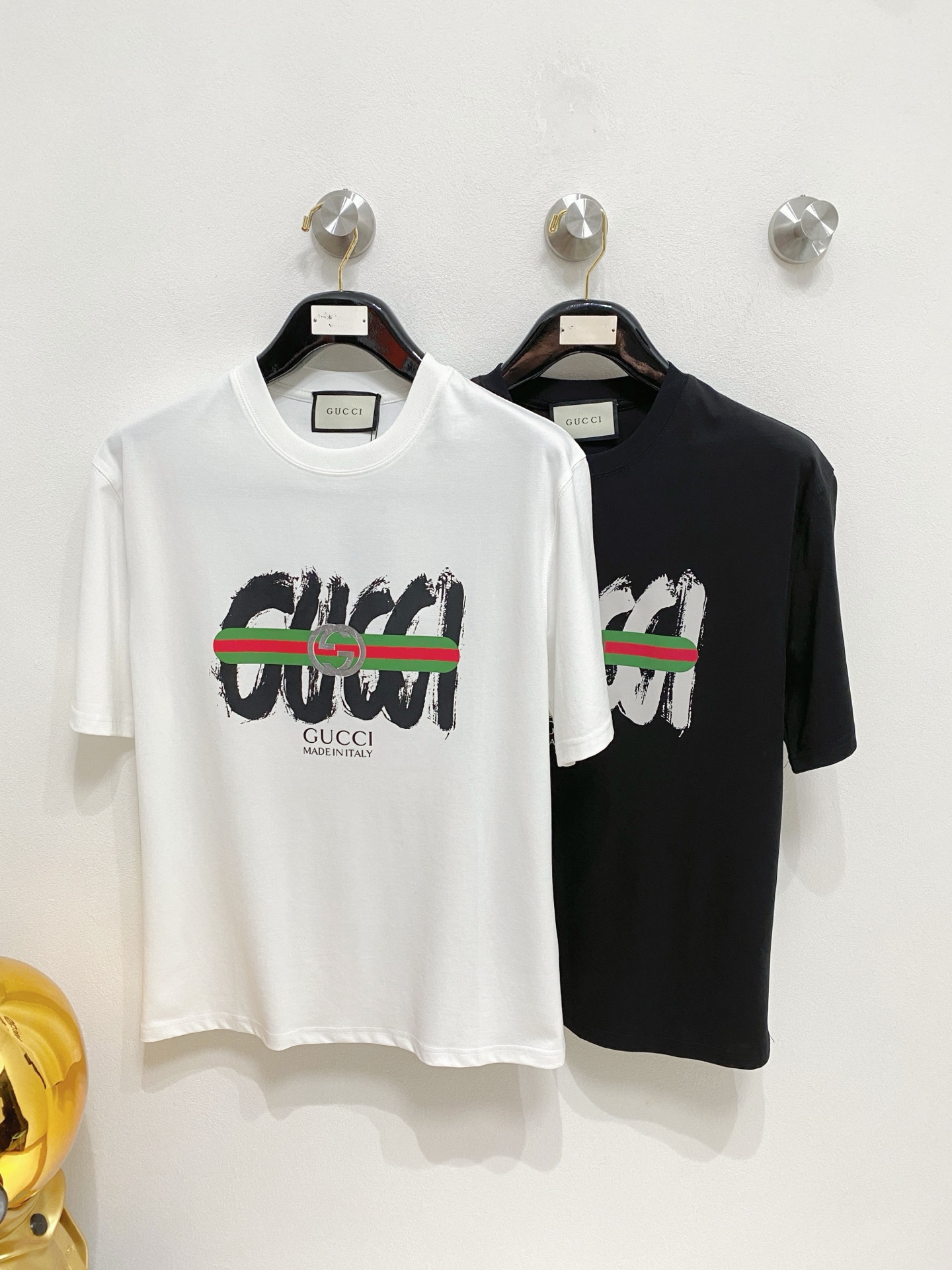 NO:488507,Gucci/Gucci New products for spring and summer 2025 are available in new products, complete three standards, mercerized cotton round neck short-sleeved T-shirt. Don’t need to introduce too much good products. Look at the details. Counter code M-XXXL 175/140 Suggestions L,,gucci, T-shirt,tees, t-shirt,alexander wang19860909Gucci/古奇 2025年春夏新品上新 三标齐全 丝光棉圆领短袖T恤 好货不用过多介绍 看细节 专柜码数M-XXXL 175/140建议L,,gucci,T-shirt,tees，t-shirt,alexander wang,Men's clothing