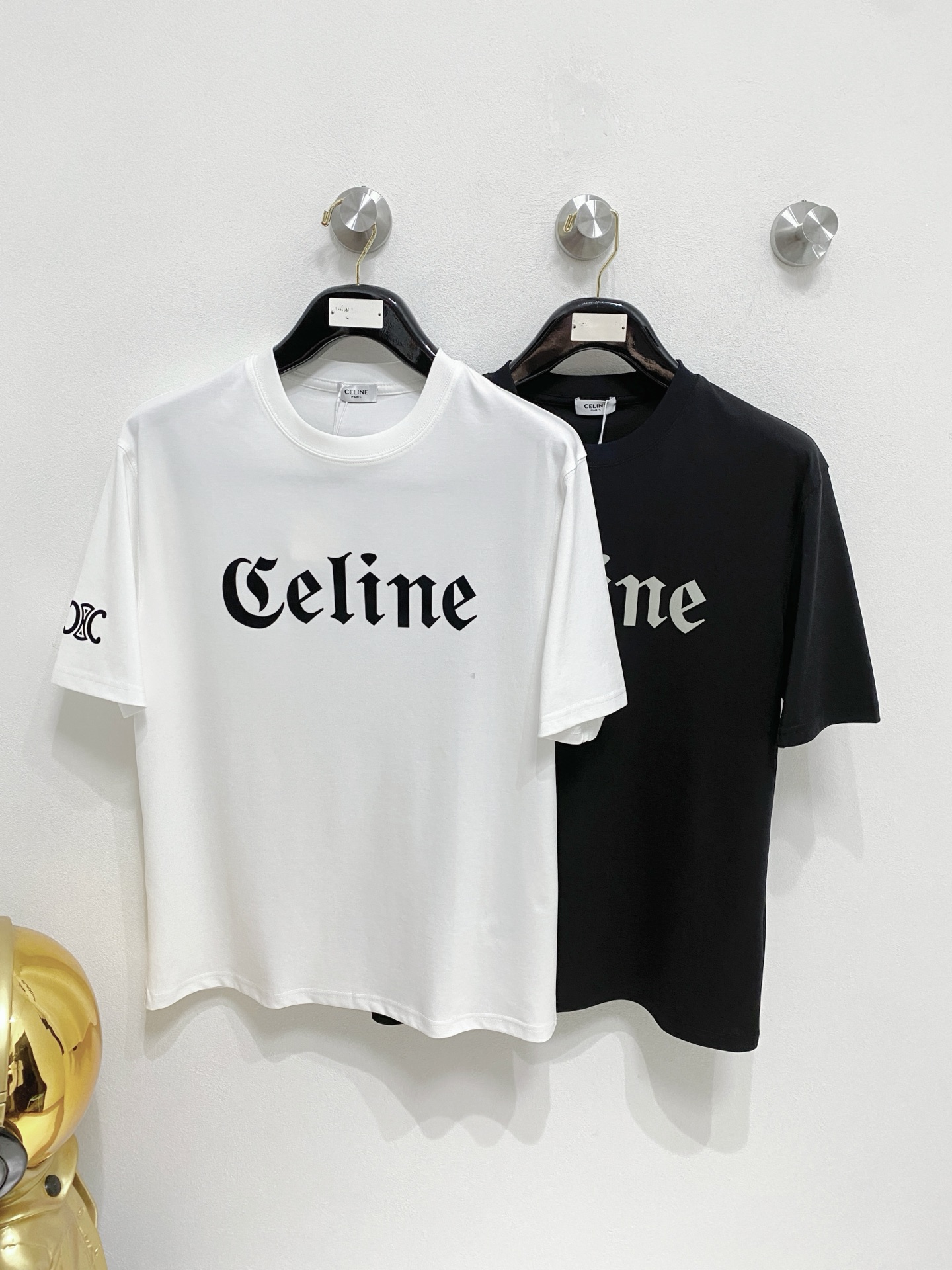 NO:488493,Charlie/Charlie 2025 new spring and summer products are available, complete three standards, mercerized cotton round neck short-sleeved T-shirt, no need to introduce too much good products, look at the details, counter number M-XXXL 175/140 Suggestions, L, celine, T-shirt, tees, t-shirt, alexander wang19860909Charlie/赛琳 2025年春夏新品上新 三标齐全 丝光棉圆领短袖T恤 好货不用过多介绍 看细节 专柜码数M-XXXL 175/140建议L,,celine,T-shirt,tees，t-shirt,alexander wang,Men's clothing