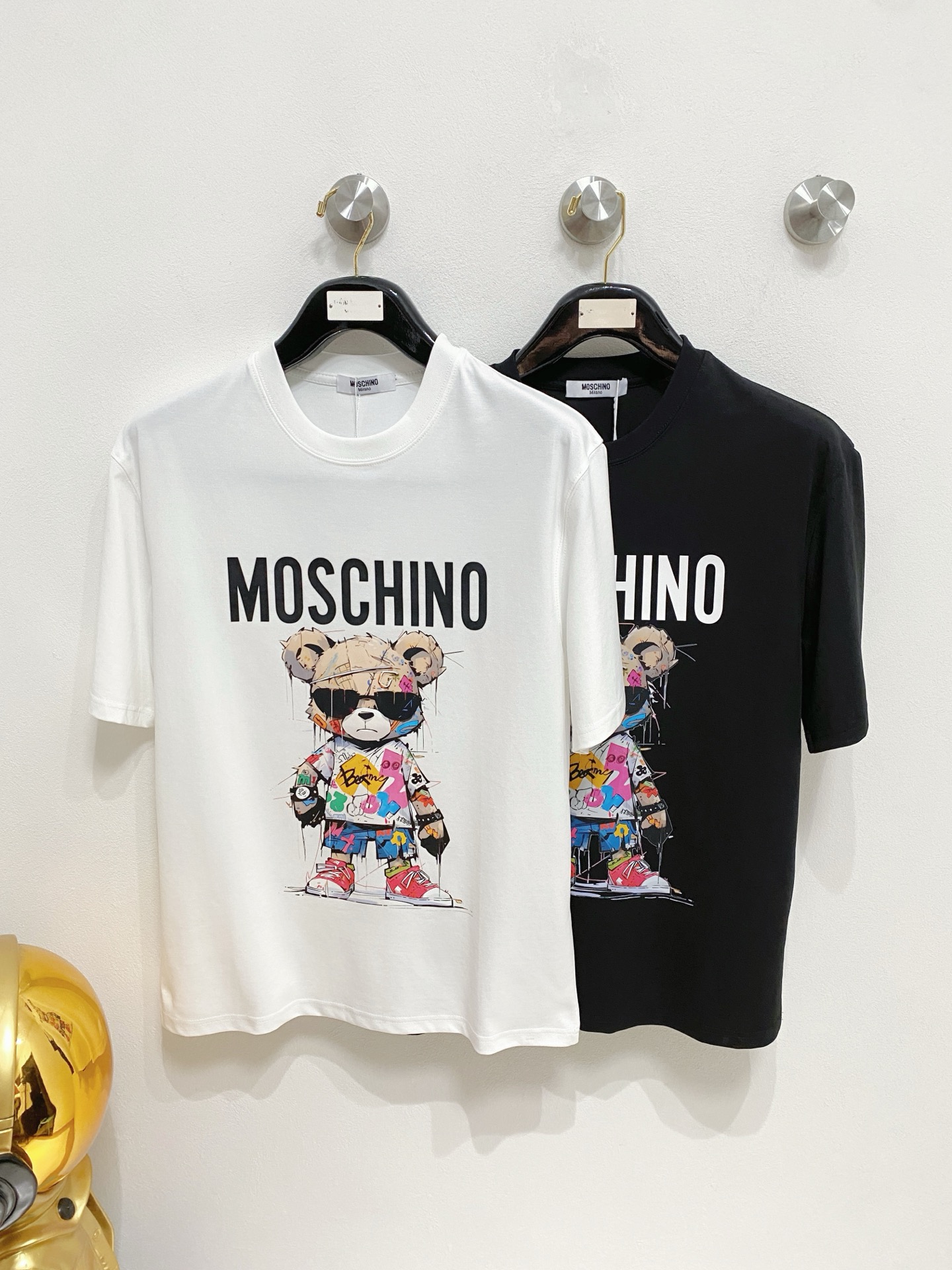 NO:488500,Moscino 2025 spring and summer new products are available, complete three standards, mercerized cotton round neck short-sleeved T-shirt, no need to introduce too much good products, look at the details, counter number M-XXXL 175/140 Suggestions L,, T-shirt,tees, t-shirt,alexander wang19860909莫斯奇诺 2025年春夏新品上新 三标齐全 丝光棉圆领短袖T恤 好货不用过多介绍 看细节 专柜码数M-XXXL 175/140建议L,,T-shirt,tees，t-shirt,alexander wang,Men's clothing