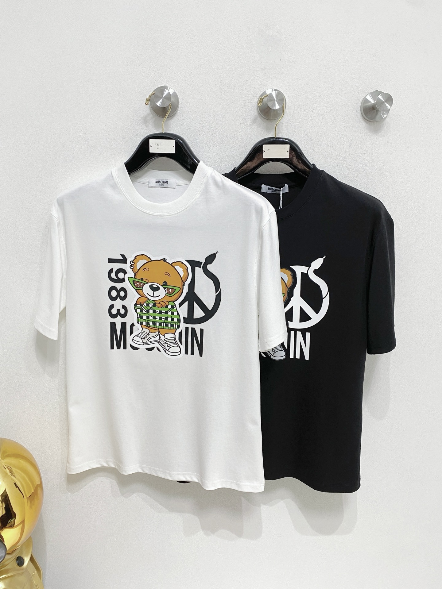 NO:488519,Moscino 2025 spring and summer new products are available, complete three standards, mercerized cotton round neck short-sleeved T-shirt, no need to introduce too much good products, look at the details, counter number M-XXXL 175/140 Suggestions L,, T-shirt,tees, t-shirt,alexander wang19860909莫斯奇诺 2025年春夏新品上新 三标齐全 丝光棉圆领短袖T恤 好货不用过多介绍 看细节 专柜码数M-XXXL 175/140建议L,,T-shirt,tees，t-shirt,alexander wang,Men's clothing