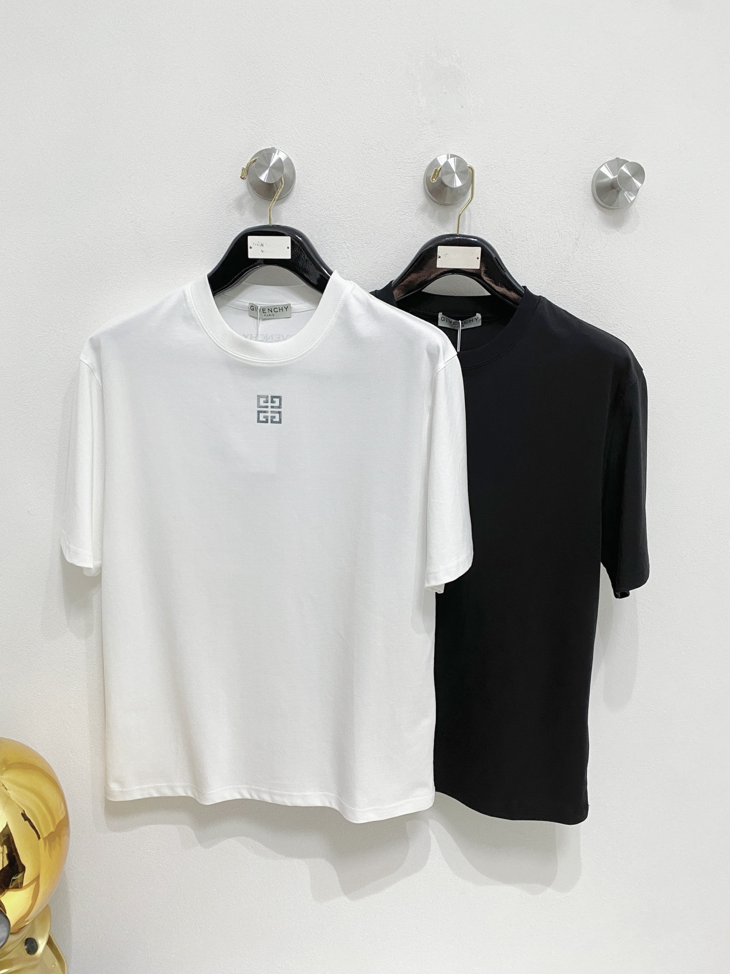 NO:488473,Givenchy New products for spring and summer 2025 are available in new spring and summer. Three standards are complete. Mercerized cotton round neck short-sleeved T-shirt. Don’t need to introduce too much good products. Look at the details. Counter code M-XXXL 175/140 Suggestions, given, given, given, T-shirt, tees, t-shirt, alexander wang19860909give/纪梵希 2025年春夏新品上新 三标齐全 丝光棉圆领短袖T恤 好货不用过多介绍 看细节 专柜码数M-XXXL 175/140建议L,,givenchy,givenchy,T-shirt,tees，t-shirt,alexander wang,Men's clothing