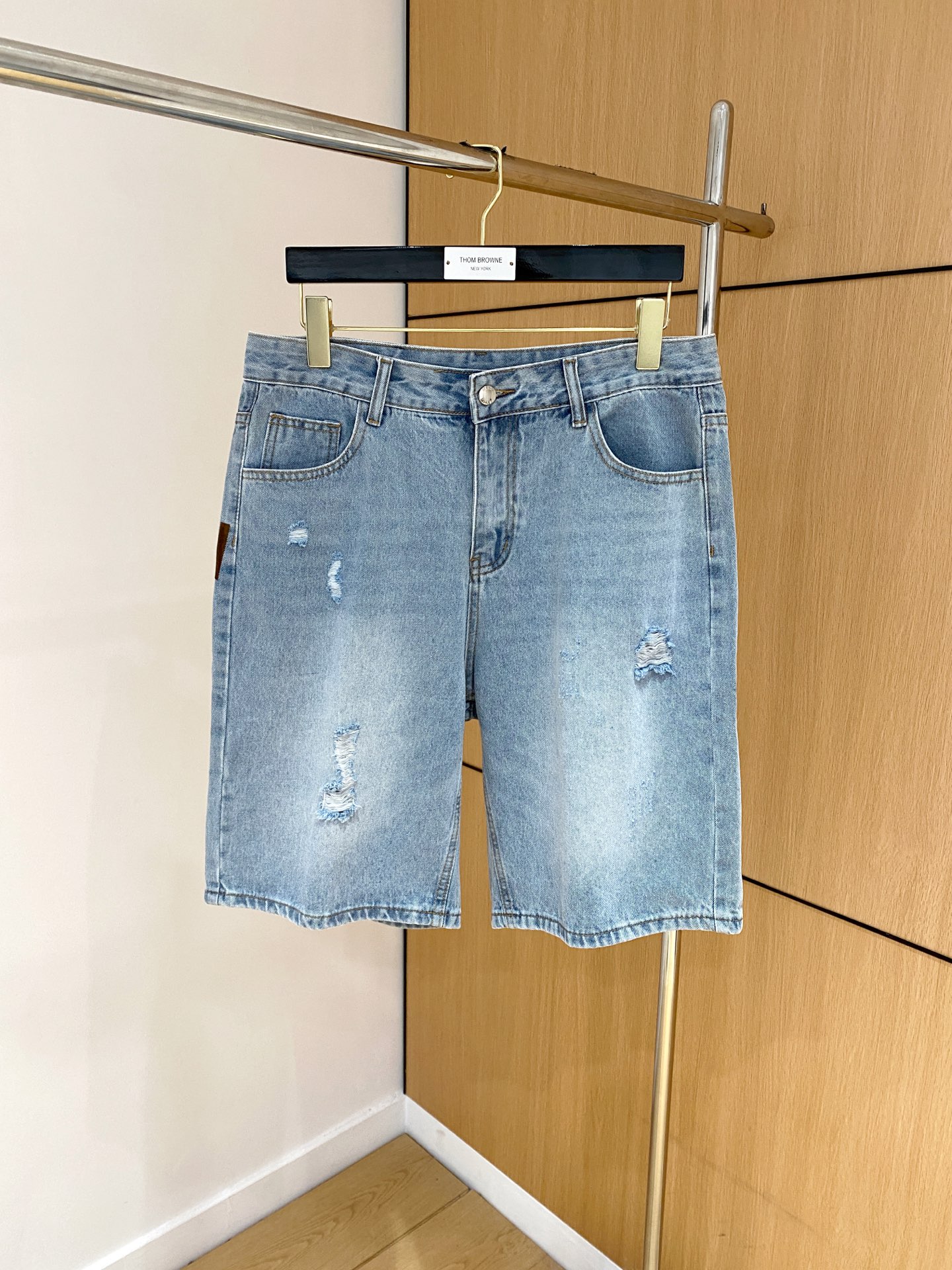 NO:153267,Fendi high-end customization 2025Ss spring and summer new original single hot denim shorts super customization original hardware super heavy industry craftsmanship excellent style, impeccable details!  The style is not picky!  Must-have sizes for summer: 29-38 (no 35 no 37), fendi, shorts, alexander wang19860909芬迪高端定制 2025Ss春夏新款原单爆款牛仔短裤 超级定制款 原版五金 超级重工工艺 版型超赞,细节做工无可挑剔！款式不挑人！夏季必备尺码:29-38（无35无37）,,fendi,shorts,alexander wang,Men's clothing