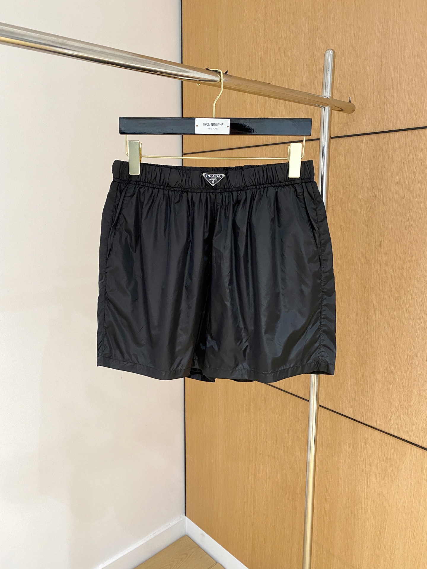 NO:153275,Prada has complete three standards. 2025 summer new men's casual shorts, high-end custom fabric breathable fabric, extremely breathable, elastic and comfortable, impeccable details, top-level auxiliary materials, original logo design concept, delicate and soft feel!  The upper body style is excellent!  Size M-2XL, prada, shorts, alexander wang19860909普拉达三标齐全 2025夏季新款男士休闲短裤,高级定制面料透气面料 透气弹力舒适度极高,细节无可挑剔,顶级辅料配备,原版logo设计理念,手感细腻柔软！上身版型超赞！尺码M-2XL,,prada,shorts,alexander wang,Men's clothing
