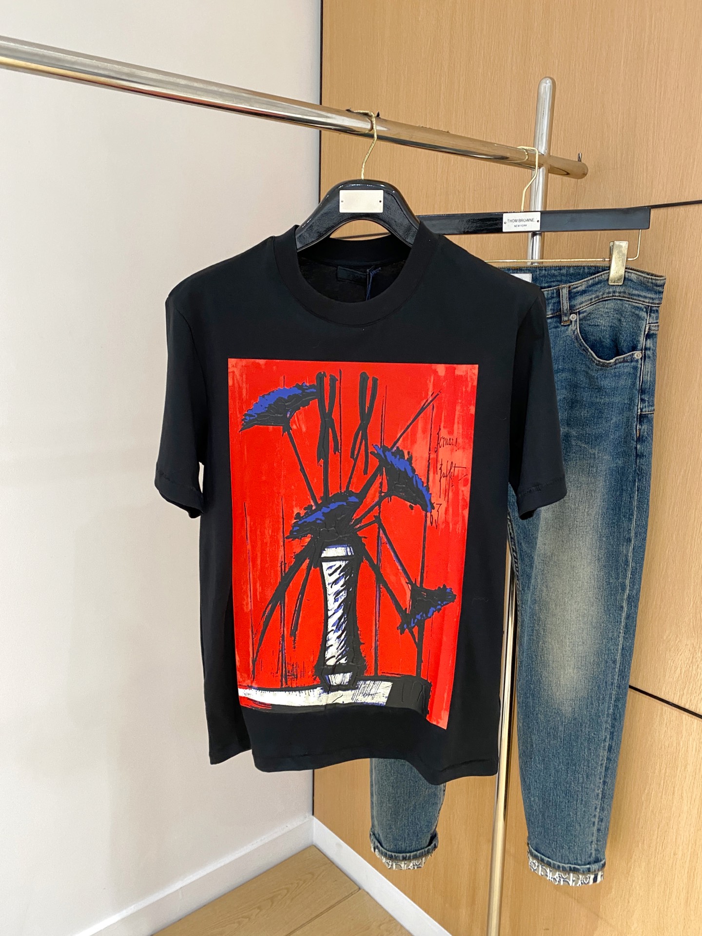 NO:153279,Prada's new short-sleeved T-shirt for men and women in spring and summer, the latest model is exclusively available on the entire network!  !  ~ It is classic and fashionable and versatile, who doesn’t like it? It will show the classic again. It is very pleasing to the eye and comes with a low luxury halo and recognition!  The traditional brand concept and modern advanced technology are perfectly combined. Coupled with the extremely modern and simple design, the exclusive logo pattern towel embroidery design!  Customized 100% imported pure cotton fabric!  The texture of this model is quite touching, the specifications and grades are known with tentacles. The degree of delicateness and breathability are top-notch!  Size M-3XL, prada, T-shirt,tees, t-shirt,alexander wang19860909普拉达2025春夏新款男女同款短袖T恤,最新款全网独家首上！！~既经典有时尚百搭,谁不爱啊,将经典再次展现,非常的耐看,自带低奢光环与辨识度！传统的品牌理念和现代化的先进技术进行了完美结合.加上极其现代摩登风范的简约设计,专属logo图案毛巾绣设计！定制百分百进口纯棉面料！此款的质感相当感人 触手便知规格档次 细腻程度与透气效果堪称顶级！尺码M-3XL,,prada,T-shirt,tees，t-shirt,alexander wang,Men's clothing